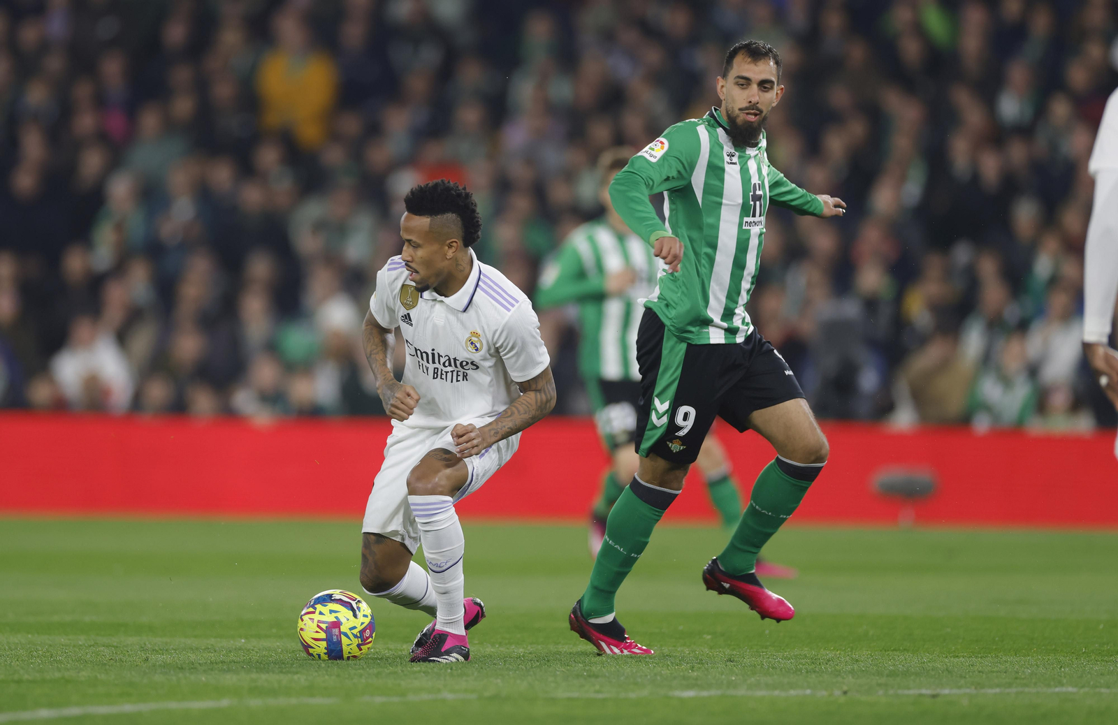 Borja Iglesias pugna con Militao.