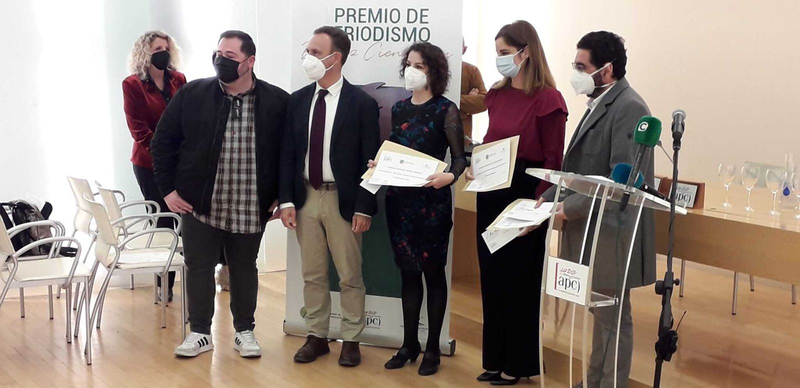 El equipo  de 'Cosasdecomé', junto al directivo de la APC Diego Marchán y al presidente de la Mancomunidad de la Bahía, David de la Encina.