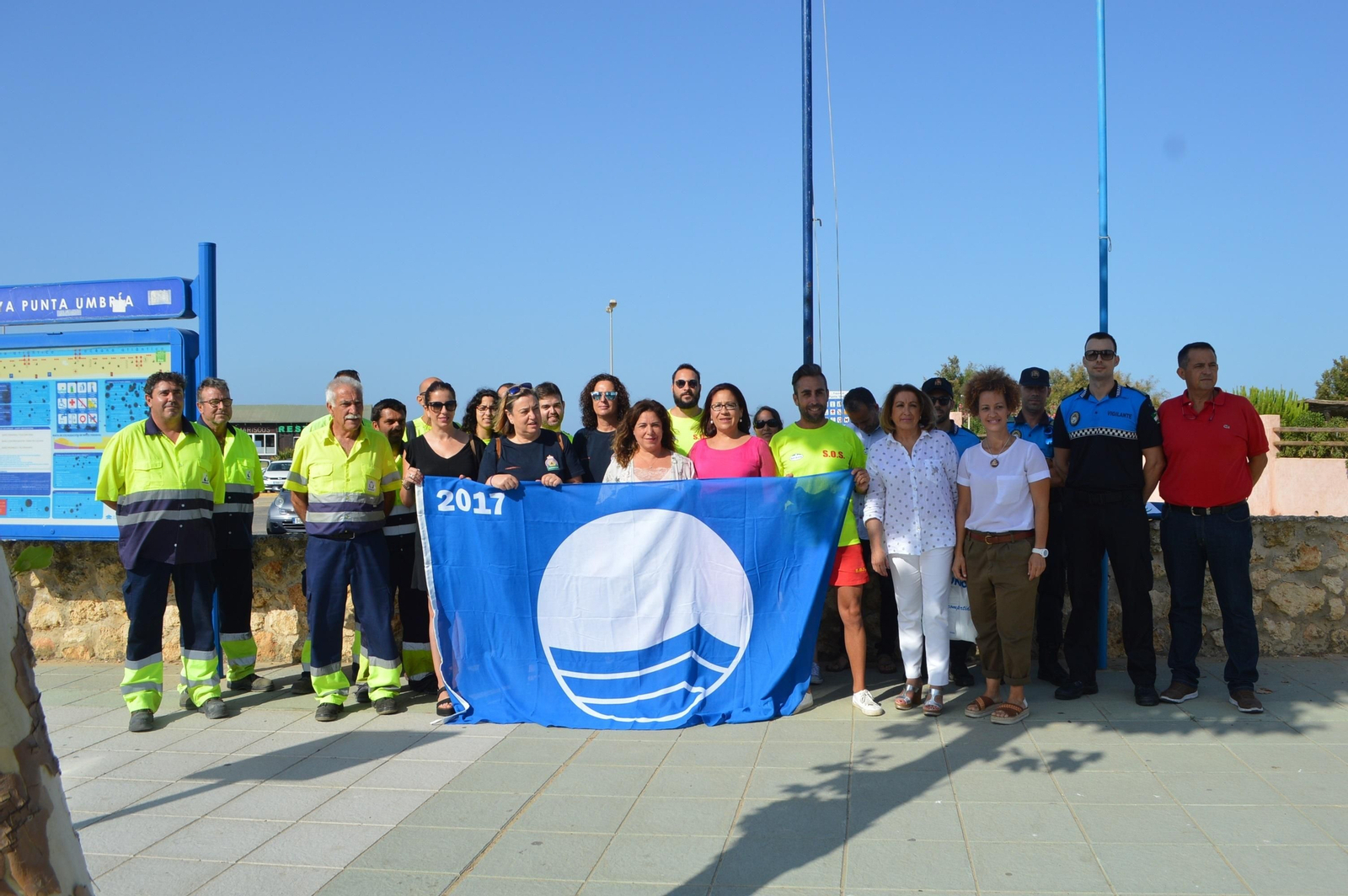 La alcaldesa de Punta Umbría y personal del Ayuntamiento con la bandera azul, que han obtenido también este año.