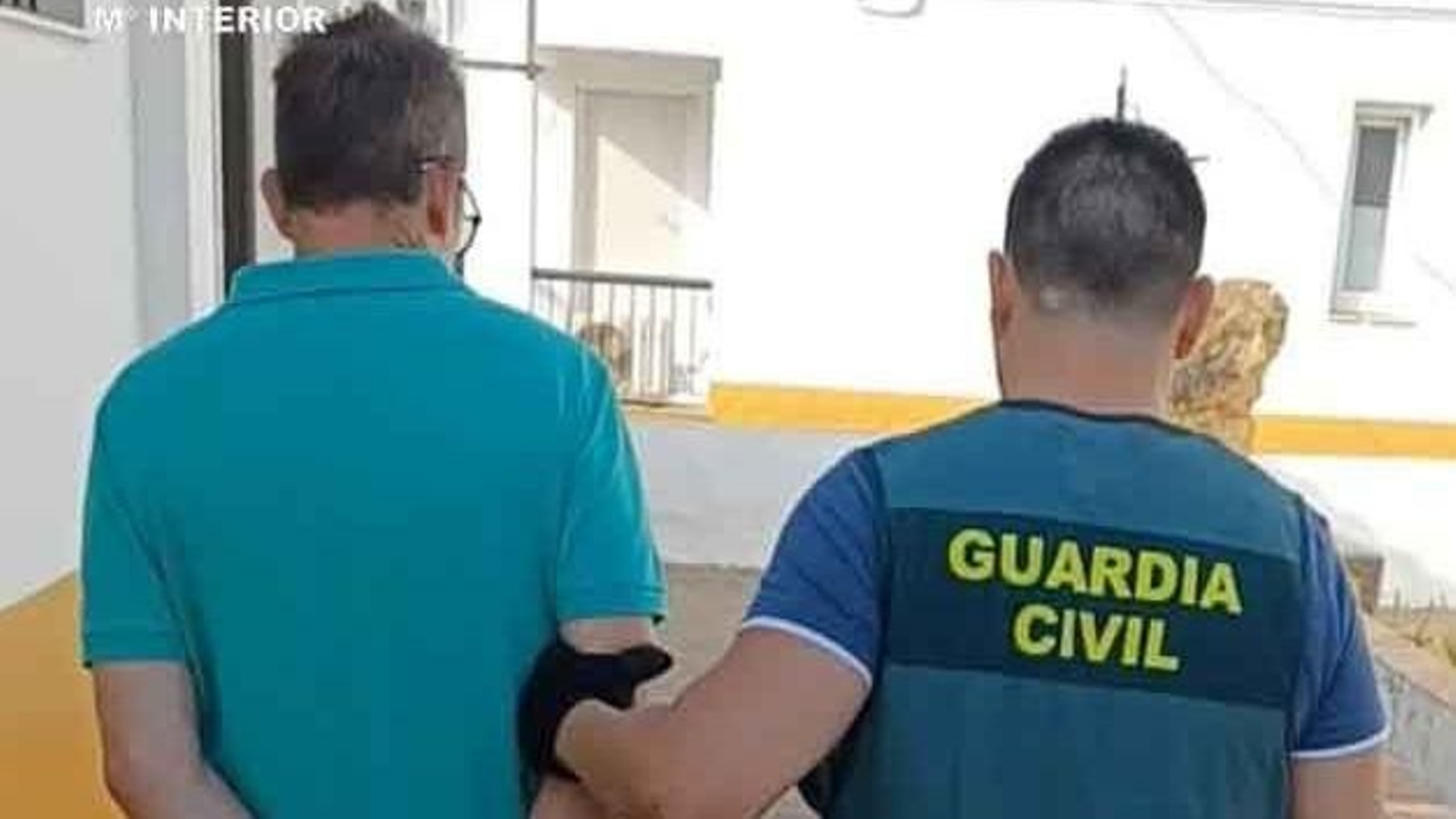 Un guardia civil traslada al detenido.