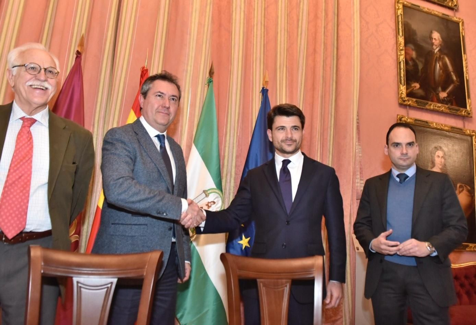 El alcalde Juan Espadas estrecha la mano con el portavoz del grupo nunicipal del PP, Beltrán Pérez