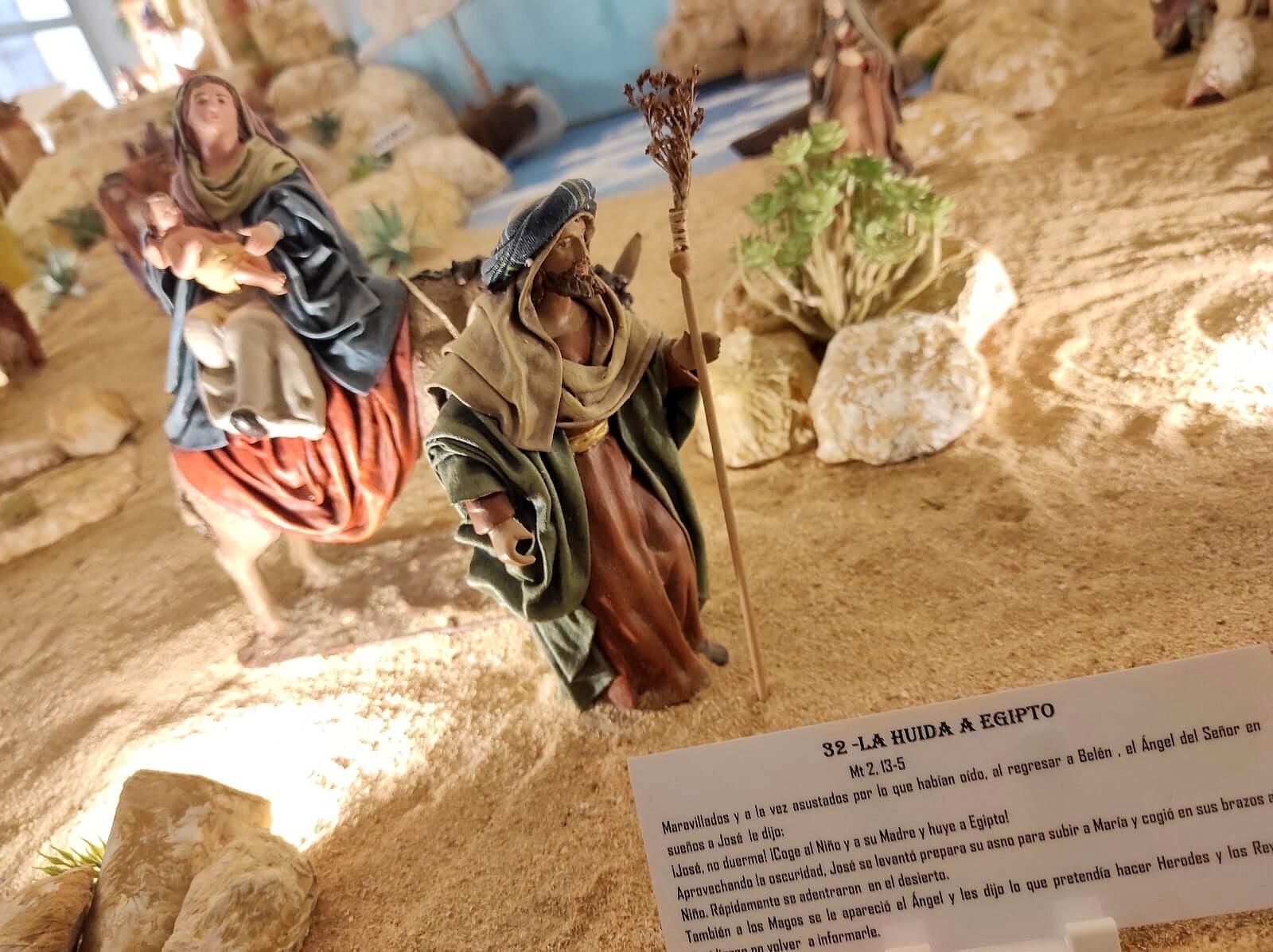 Las figuras, de barro entelado, representan pasajes bíblicos que además se explican en cada cartela.