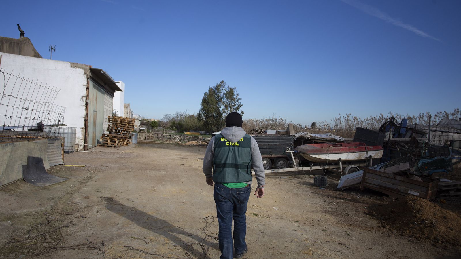 Un agente camina hacia el canal de Isla Mayor.