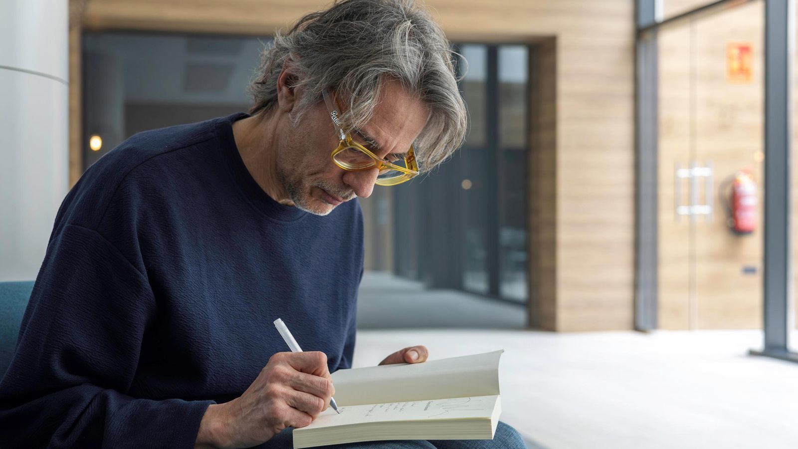 Juan Tallón, con un ejemplar de 'El mejor del mundo'.