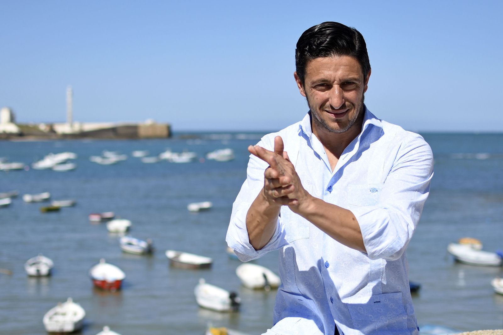 El artista David Palomar, frente a La Caleta.