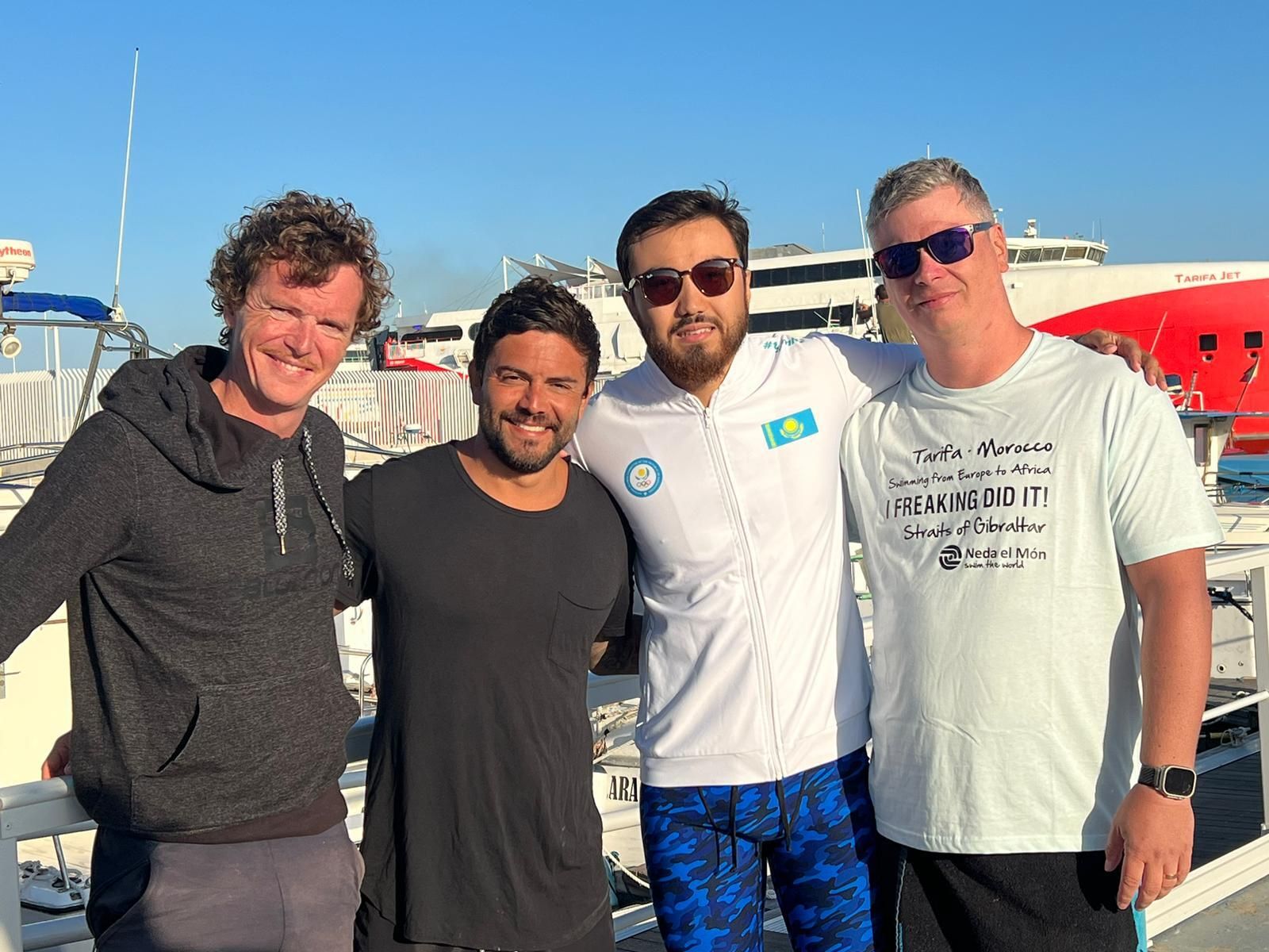 Los cuatro nadadores, en el Puerto de Tarifa