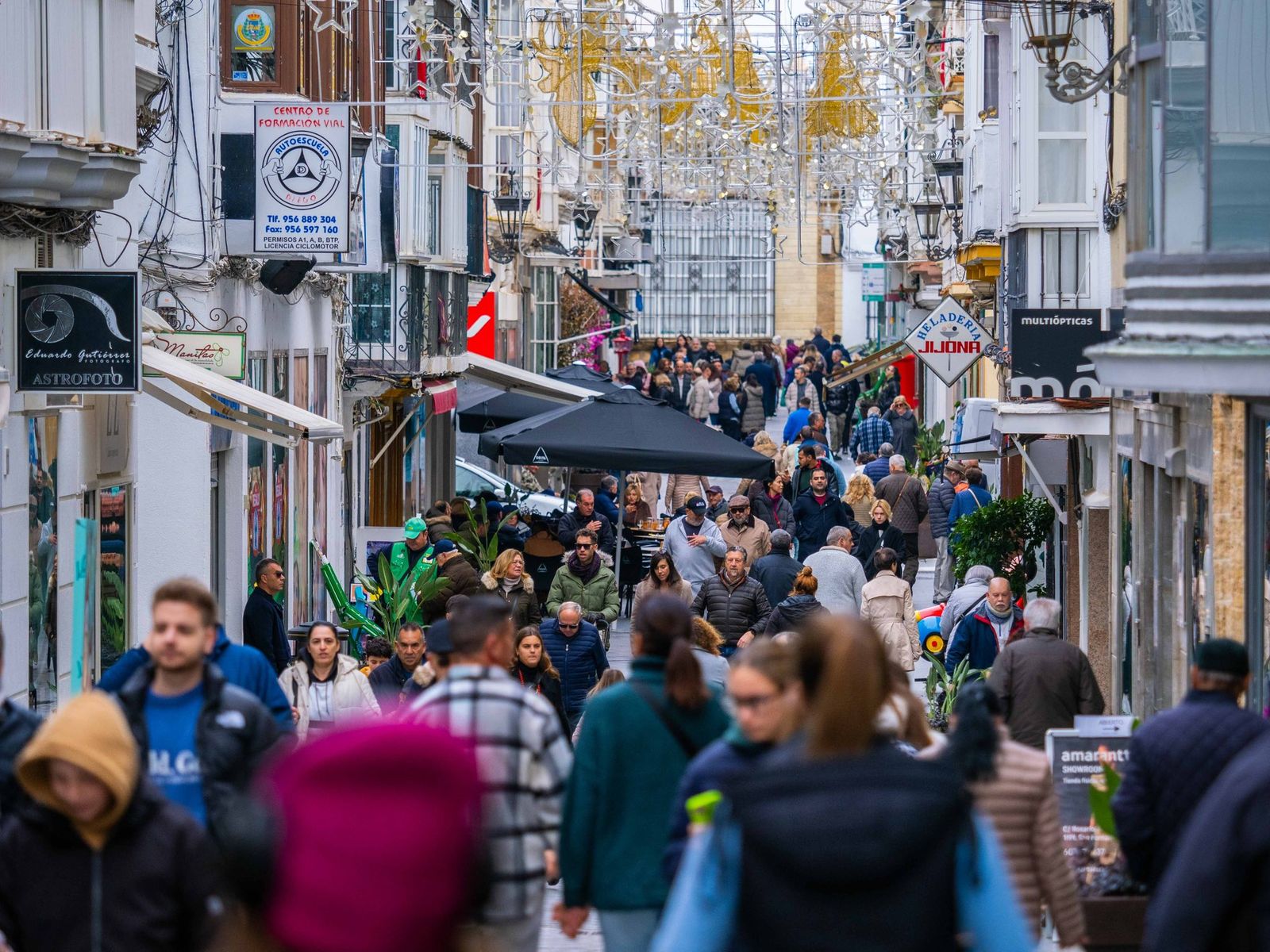 Isleños paseando por el centro de San Fernando en el pasado mes de diciembre