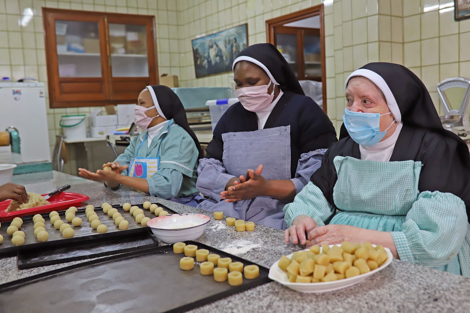 Las hermanas de Santa Rita preparan dulces a domicilio en Jerez