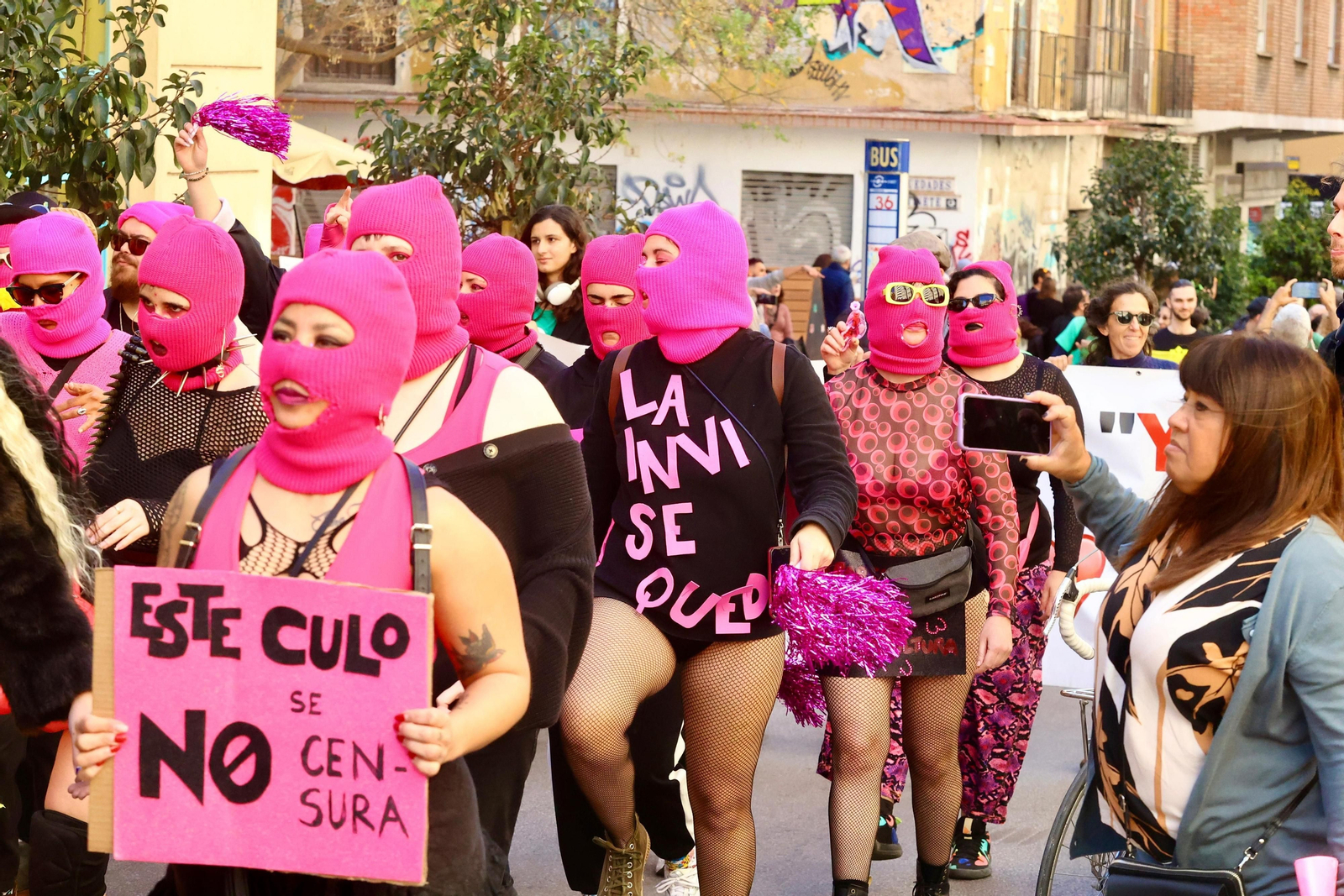 Cientos de personas salen a las calles de Málaga en apoyo a La Invisible, en fotos