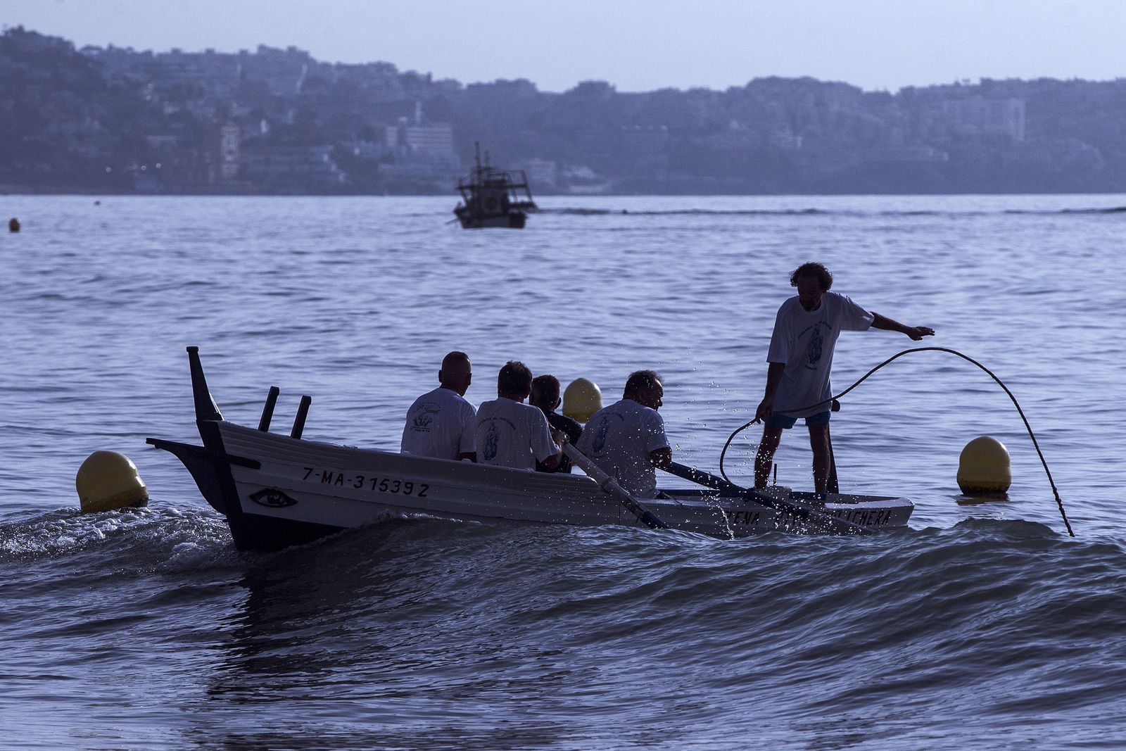 Los pescadores lanzan el copo en la playa de Los Boliches.