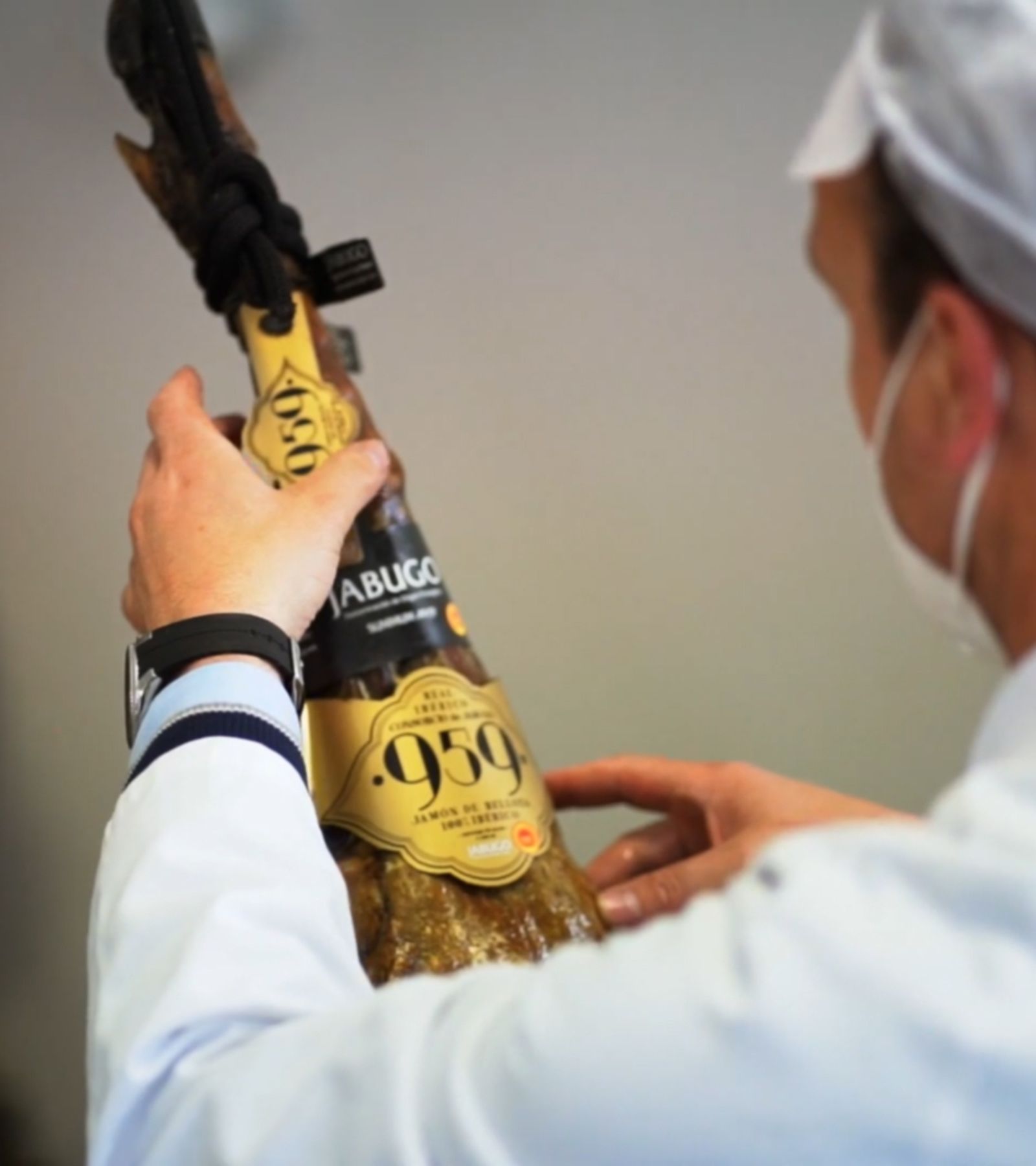 selección limitada de jamones y paletas honrando la tradición y respetando el origen.