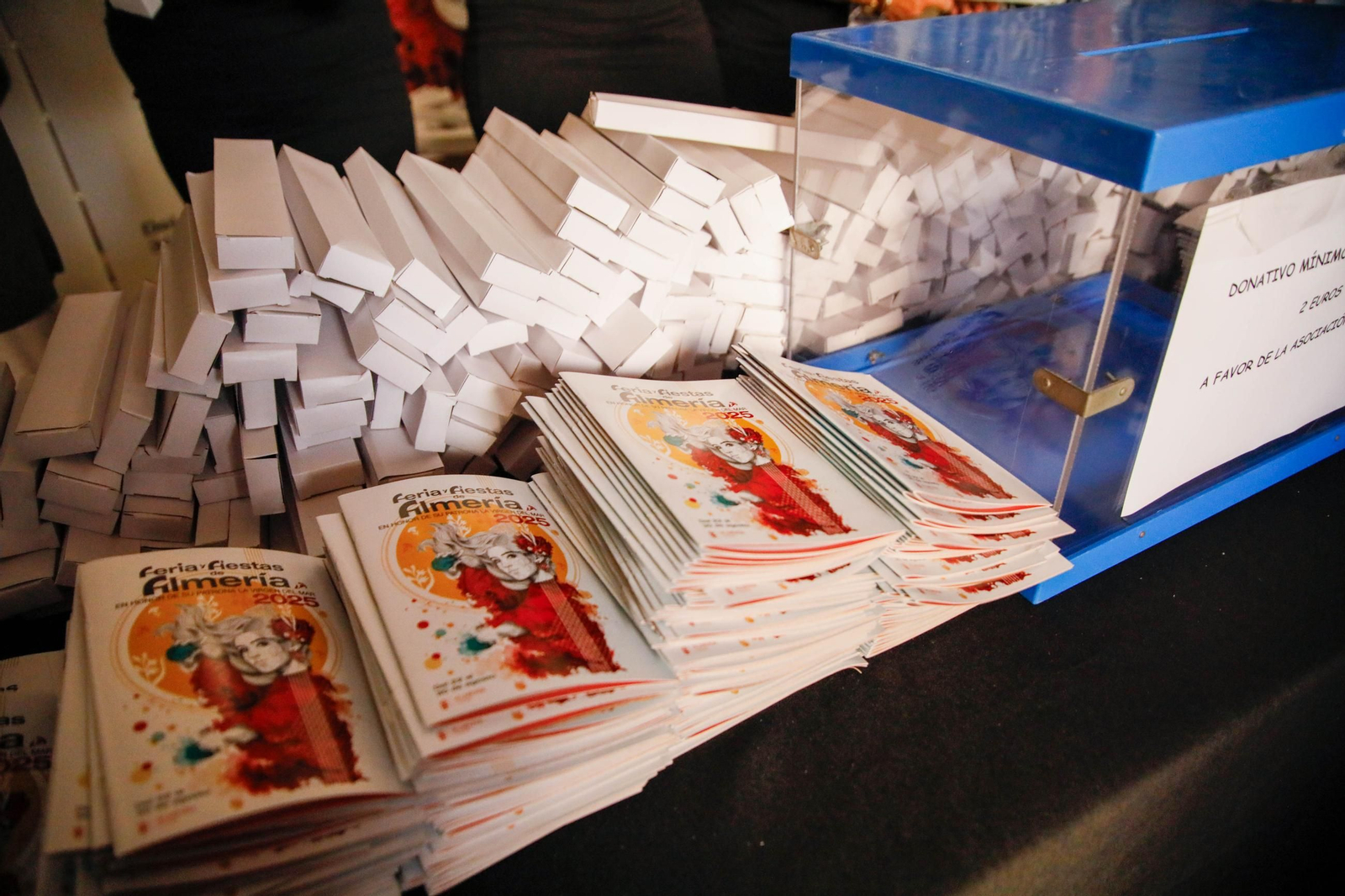 Las imágenes del reparto de abanicos en la Plaza de la Constitución en Almería