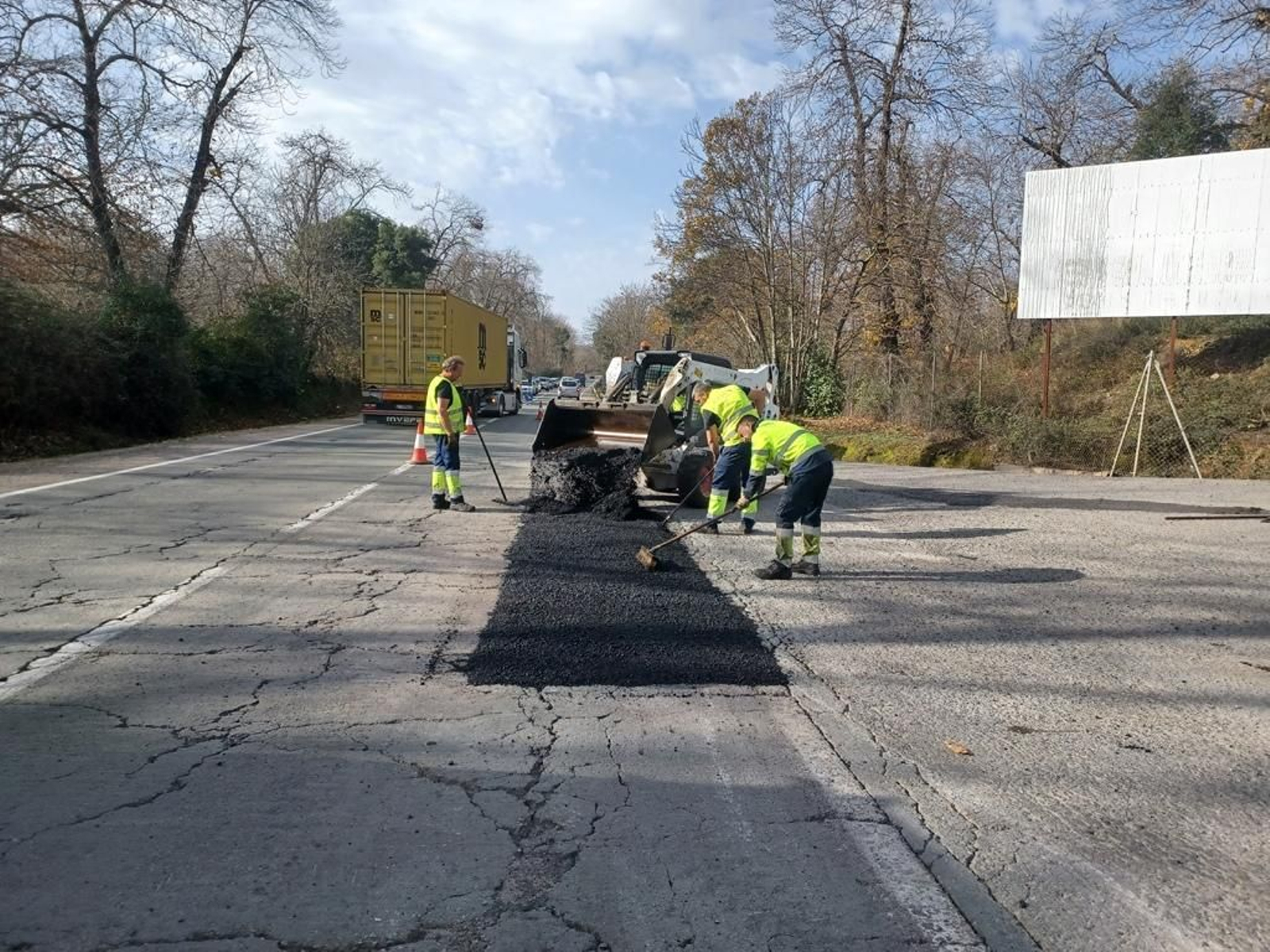 Trabajos de asfaltado y reparación de firmes en carreteras provinciales.