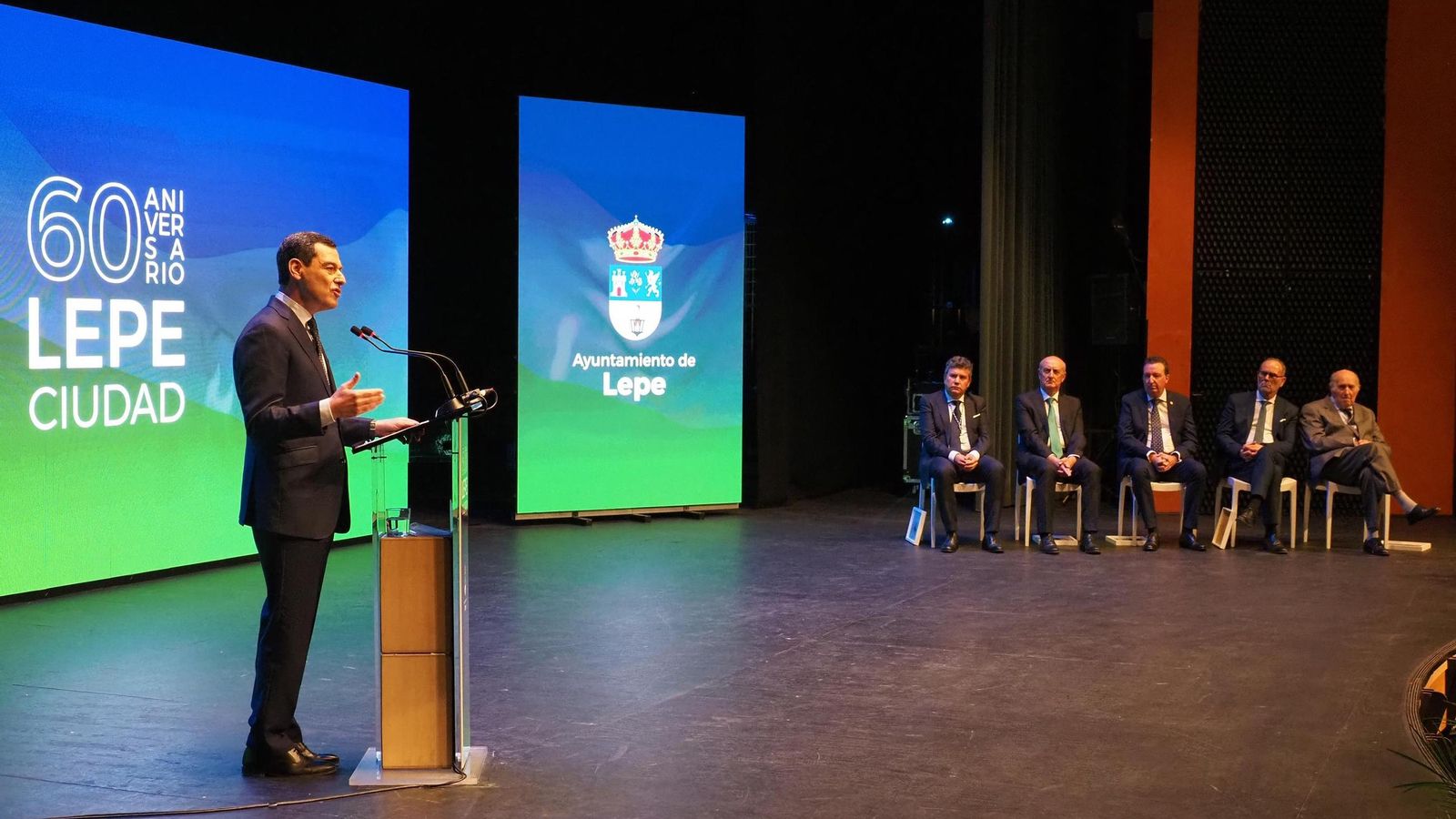 Moreno Bonilla interviene ante la mirada sobre el escenario de los alcaldes de Lepe de los últimos 60 años