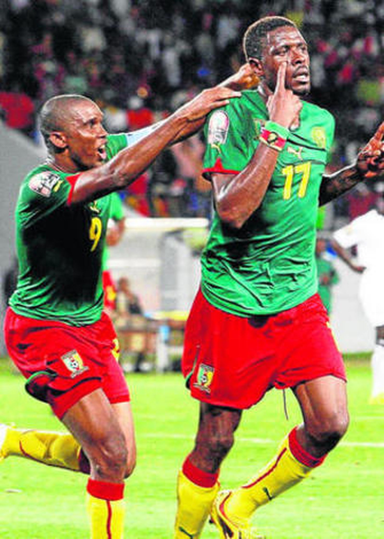 Eto'o (i) celebra junto a Idrissou el gol del triunfo.