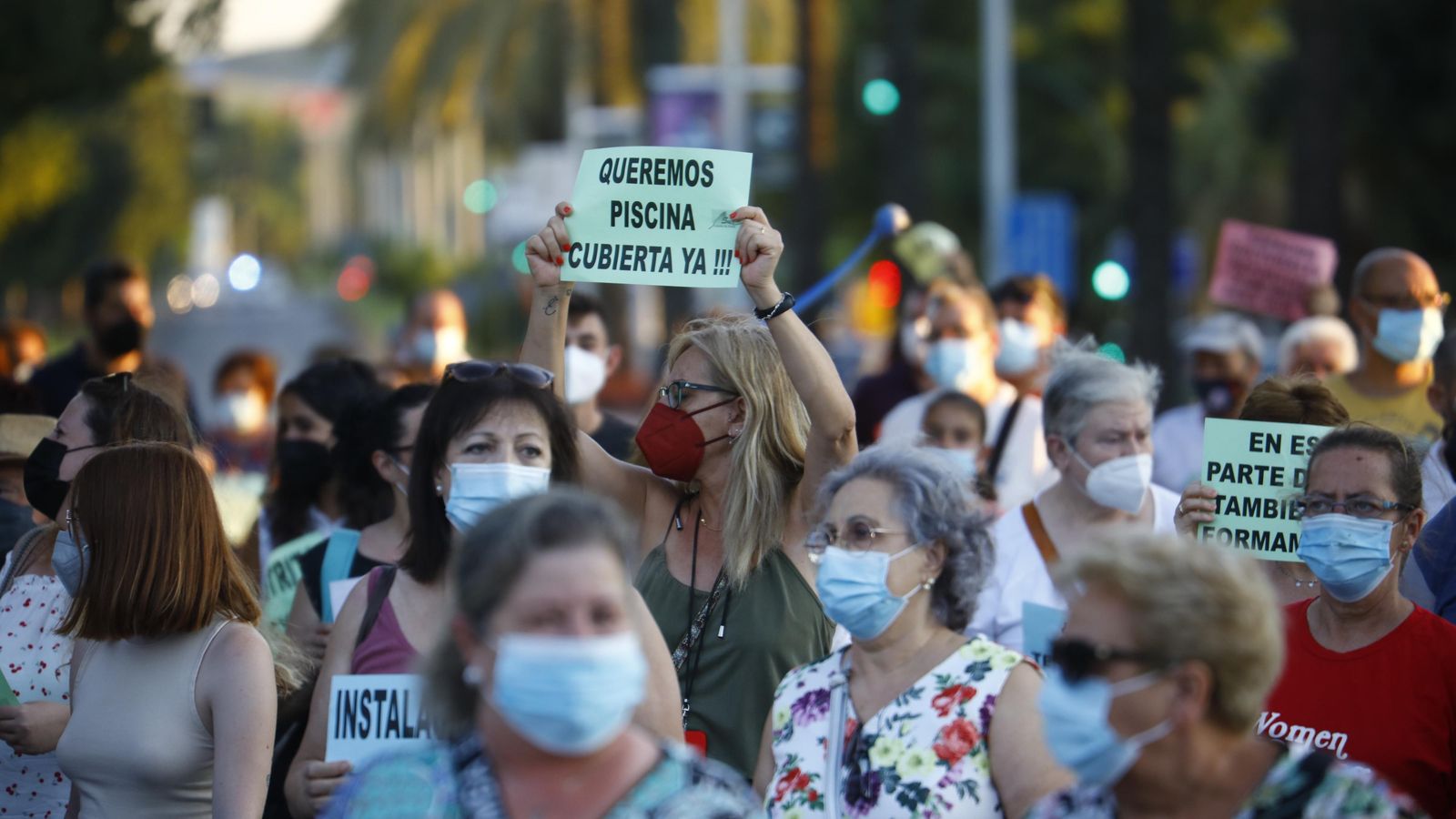 Una mujer muestra su reivindicación de la piscina cubierta. Una mujer muestra su reivindicación de la piscina cubierta.