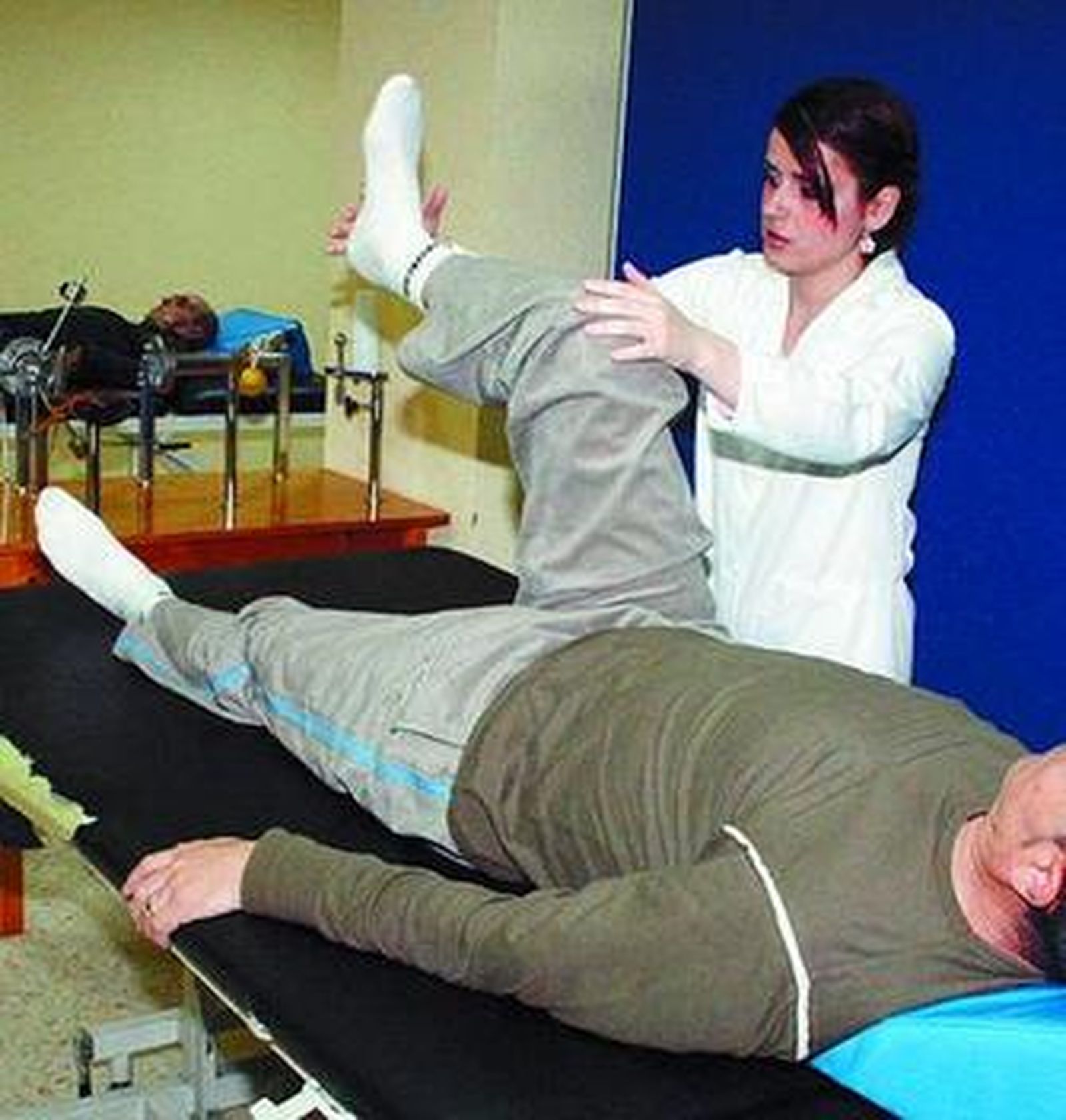 Sesión de fisioterapia en una asociación de pacientes.