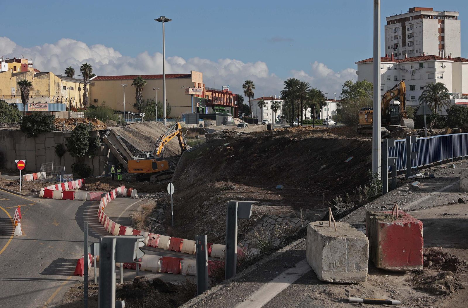 Fotos de la demolición del puente de Los Pastores en Algeciras