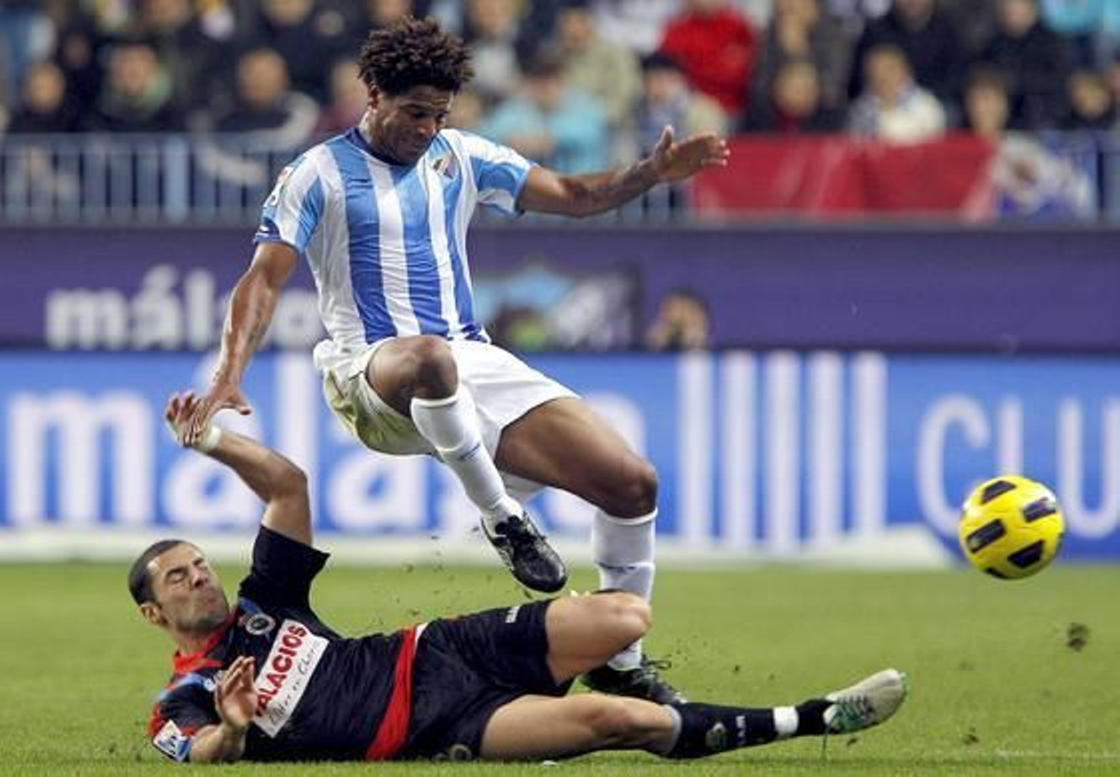 El Málaga recobra el pulso después de golear en casa 4-1 al Racing de Santander. / EFE