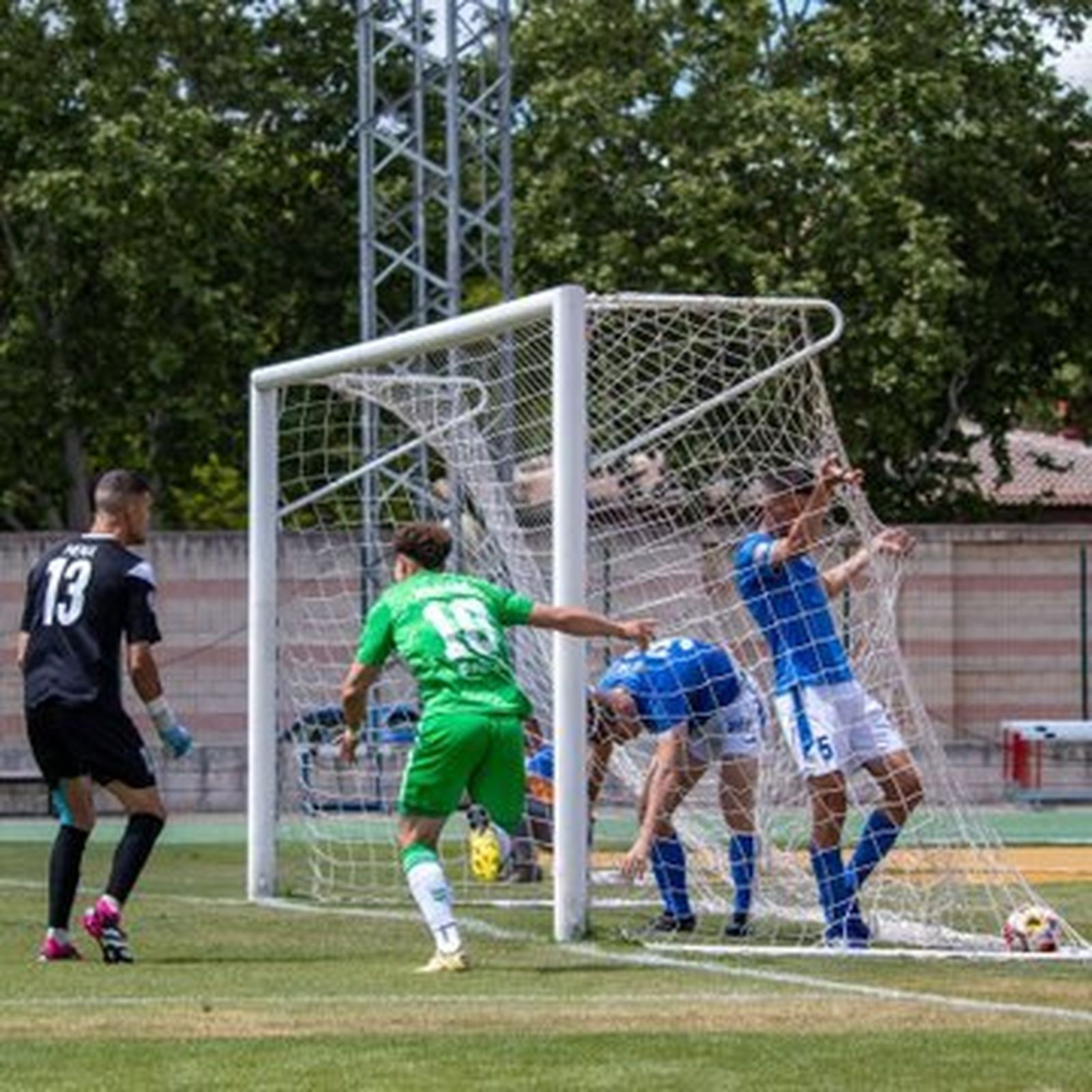 Marcos Fernández celebra su gol al Manchego.