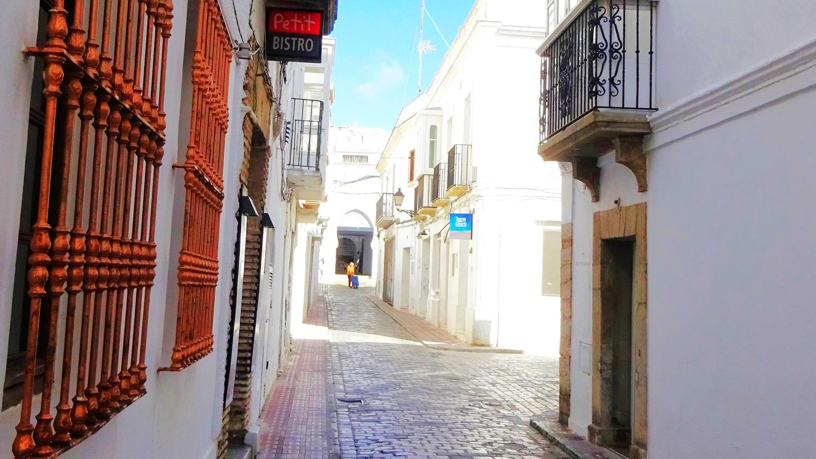 Calle de la Santísima Trinidad. A la derecha se intuye la plaza del Ángel; y al fondo, el mercado de abastos.
