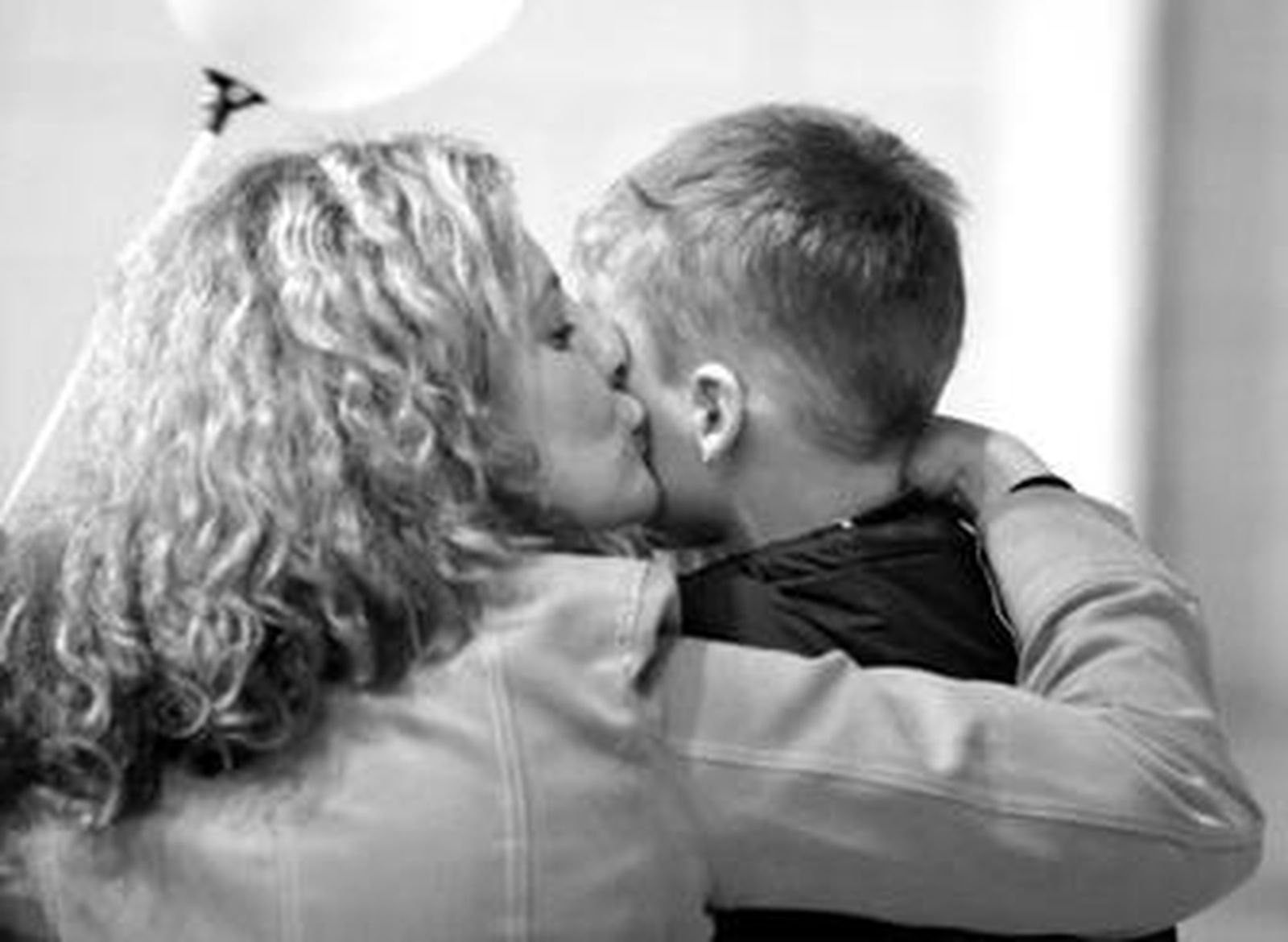 Una madre besa a un niño ucraniano en una imagen de archivo.