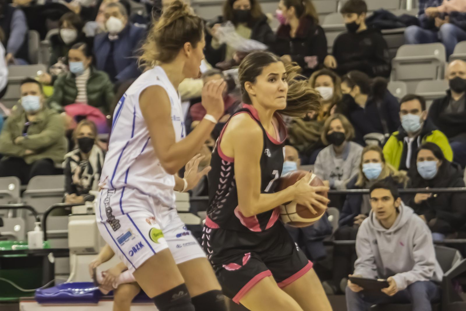 Laura Arrojo en el duelo de la primera vuelta ante el Ardoi en el Palacio de Deportes.