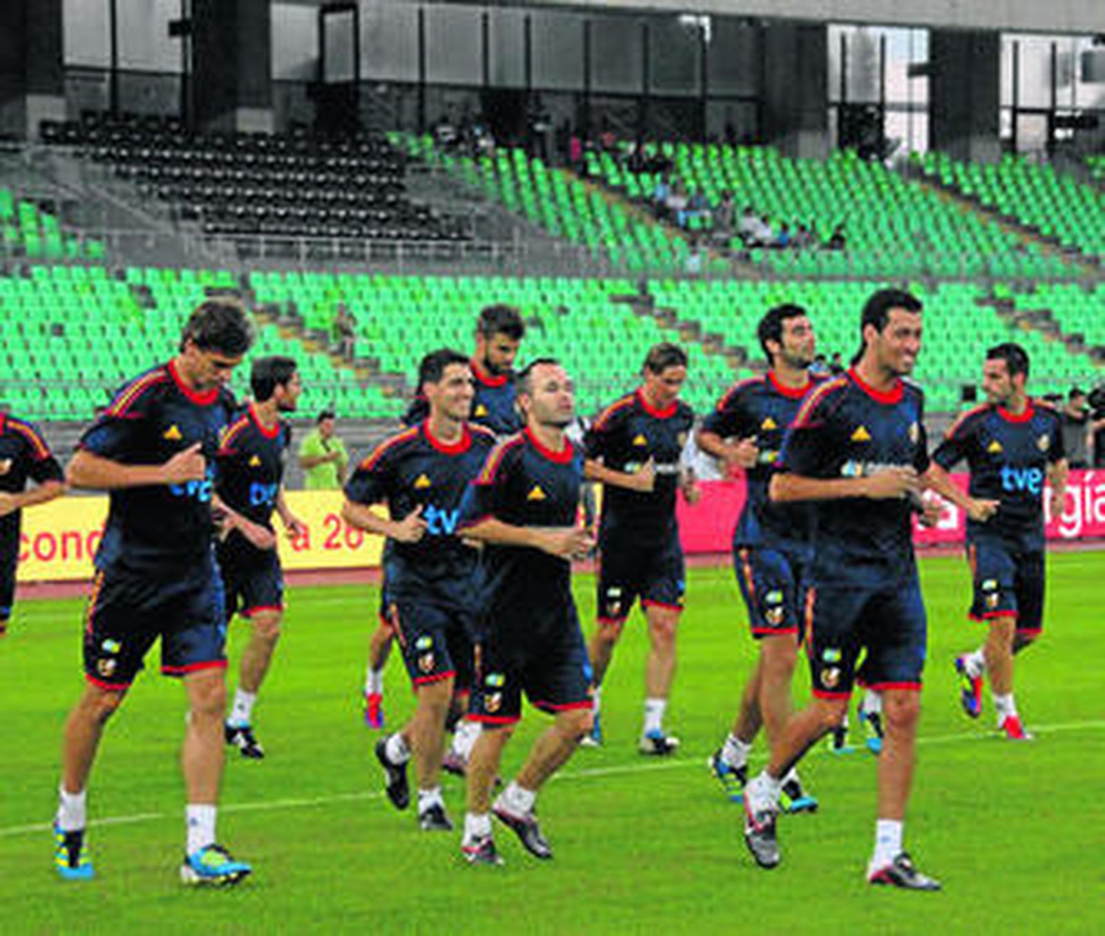 Un grupo de futbolistas españoles inicia el último entrenamiento en el estadio de Bari.