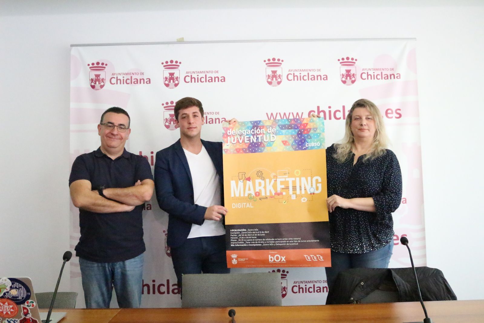 El edil de Juventud, José Alberto Cruz (centro), con Mercedes Romero y Roberto Miralles.