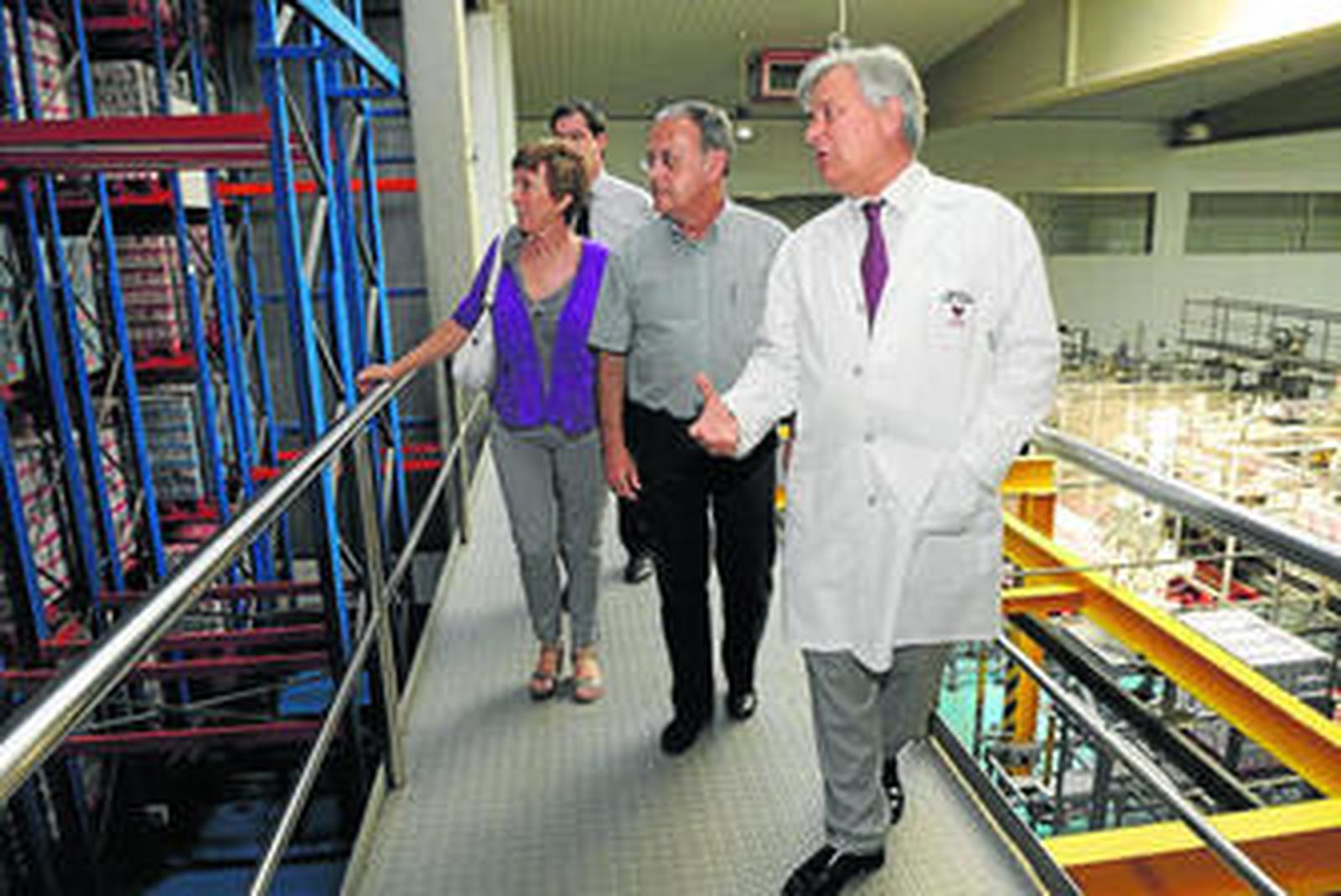 En la imagen, el exdirector general de Covap, Miguel Ángel Díaz Yubero, durante una visita a la planta láctea.