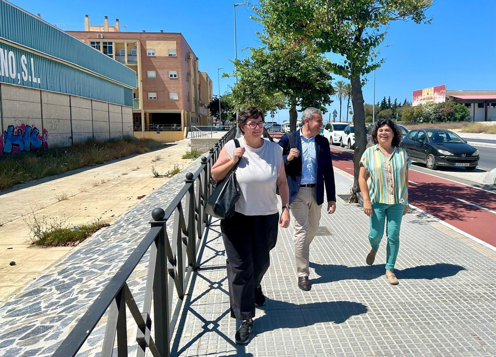 Mónica González, José Ortiz y Carmen Álvarez en las inmediaciones donde se construirá el parque definitivo.