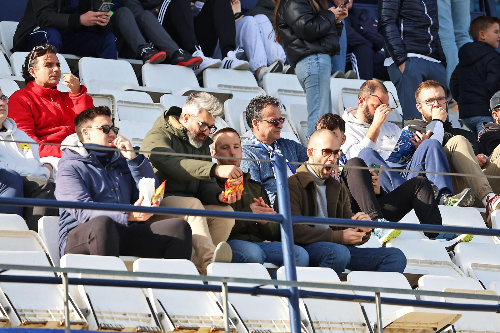 Búscate en las gradas en el Nuevo Colombino en el Recreativo de Huelva - Atlético Antoniano