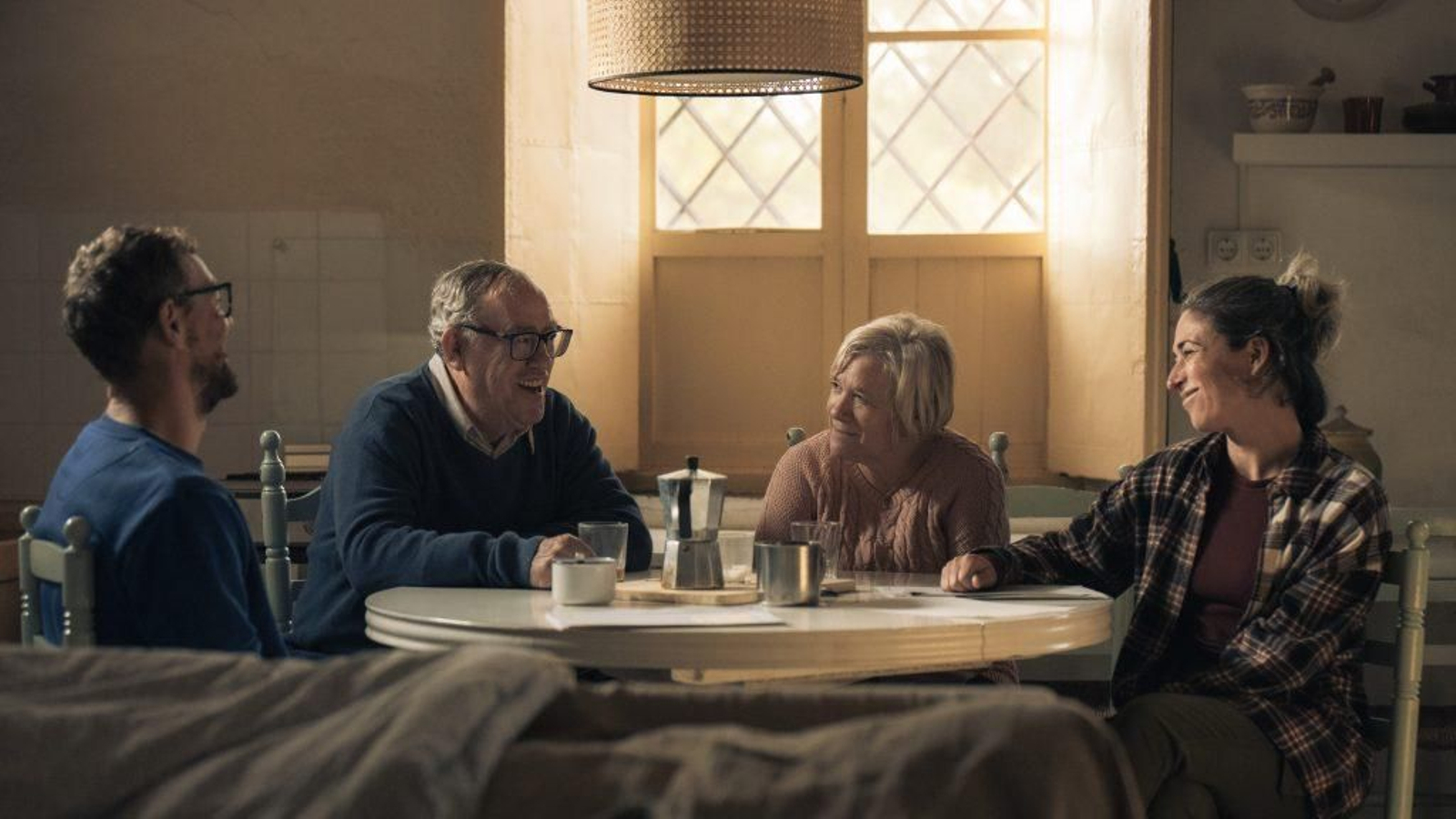 Vicente Arlandis Recuerda, su padre, su madre y Paula Miralles en una imagen del documental.