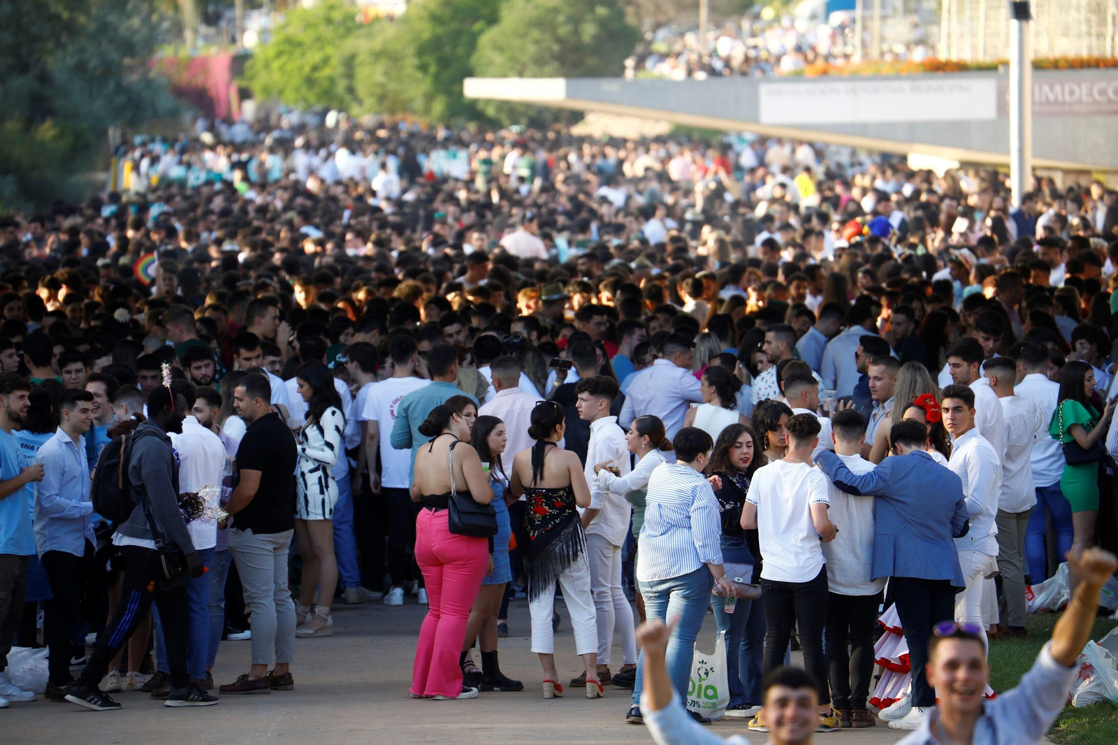 El clásico botellón del Miércoles de la Feria de Córdoba, en imágenes