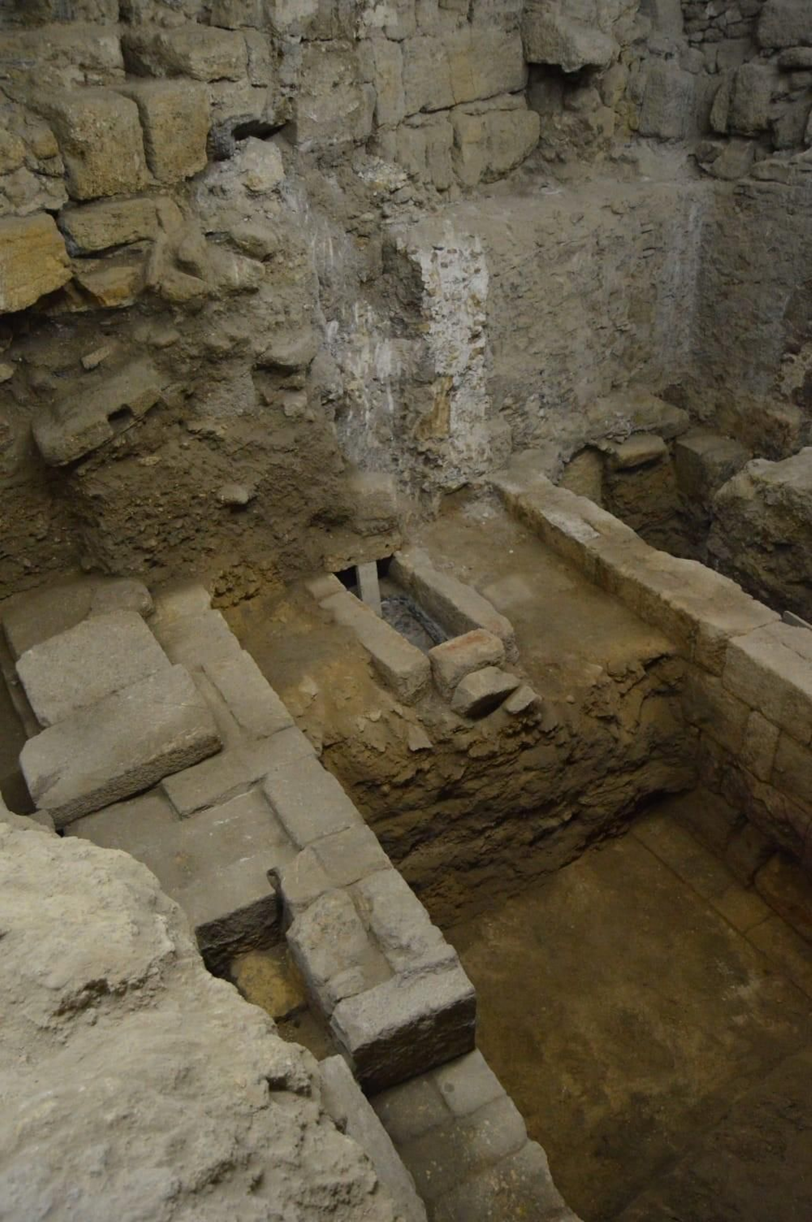 Imagen del 'aditus' o pasillo de acceso con una de las tumbas del siglo IV. Imagen del 'aditus' o pasillo de acceso con una de las tumbas del siglo IV.