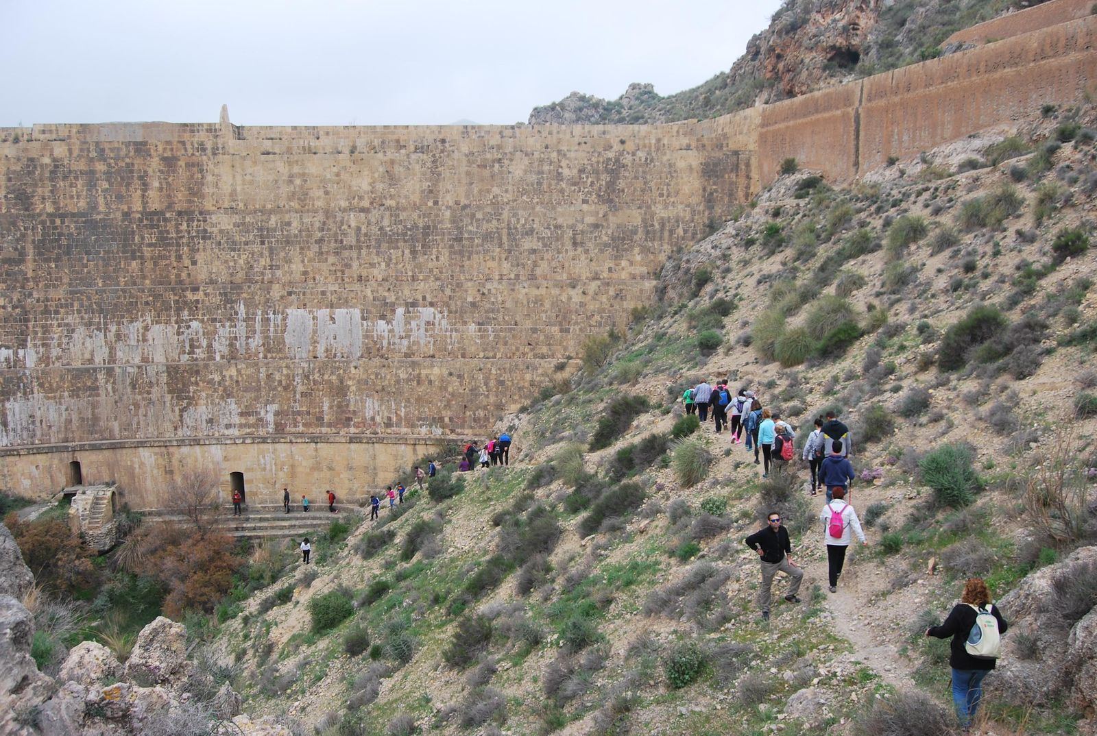 Senderistas disfrutan del Pantano Isabel II.