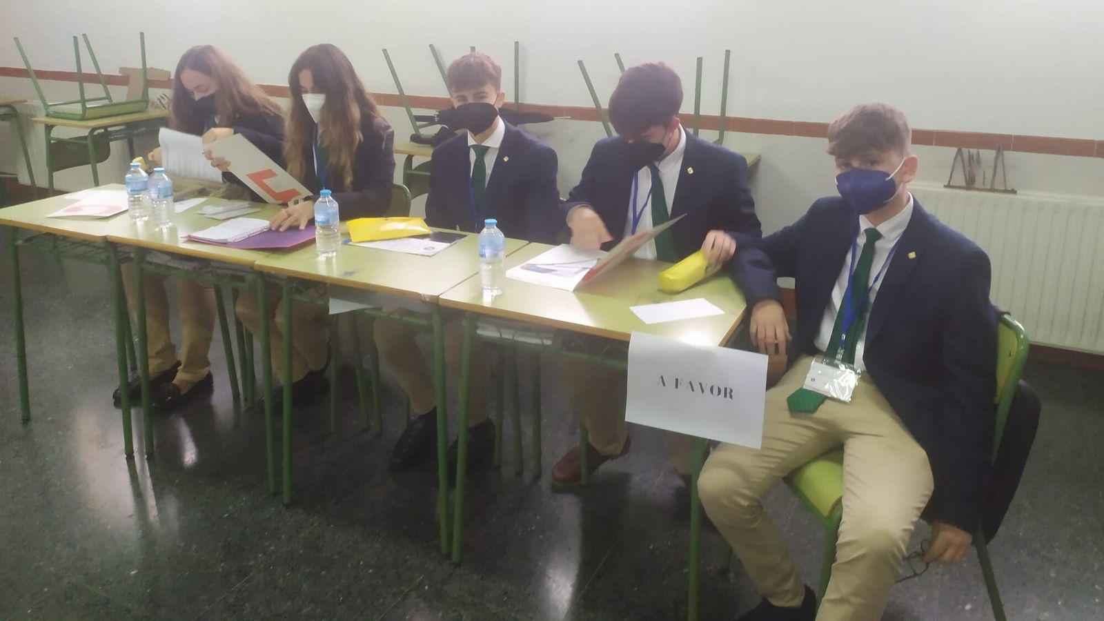 Uno de los grupos de debate del Liceo que participó en el certamen.
