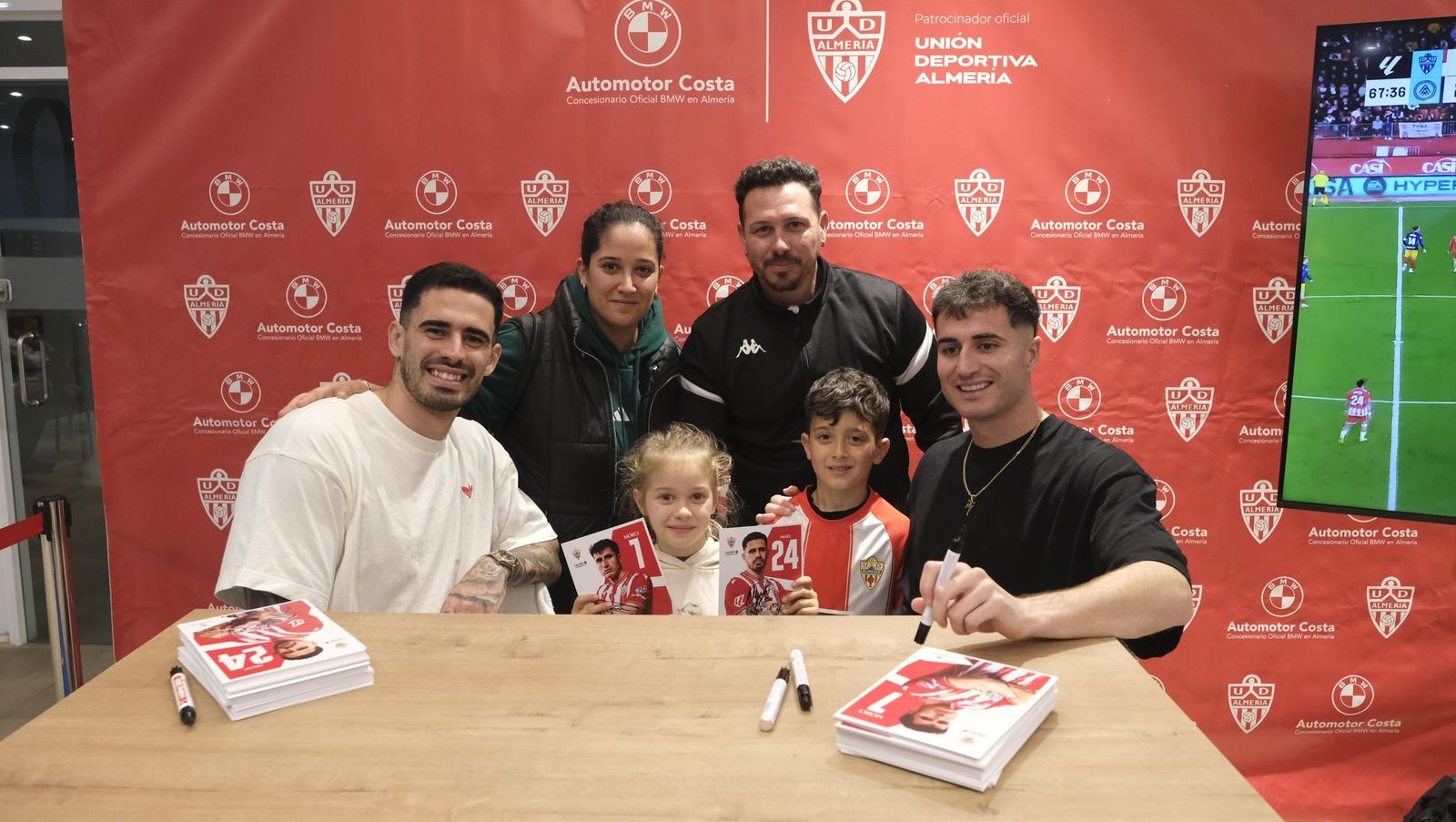 Jon Mocillo y Miguel de la Fuente firman autógrafos en Automotor Costa BMW