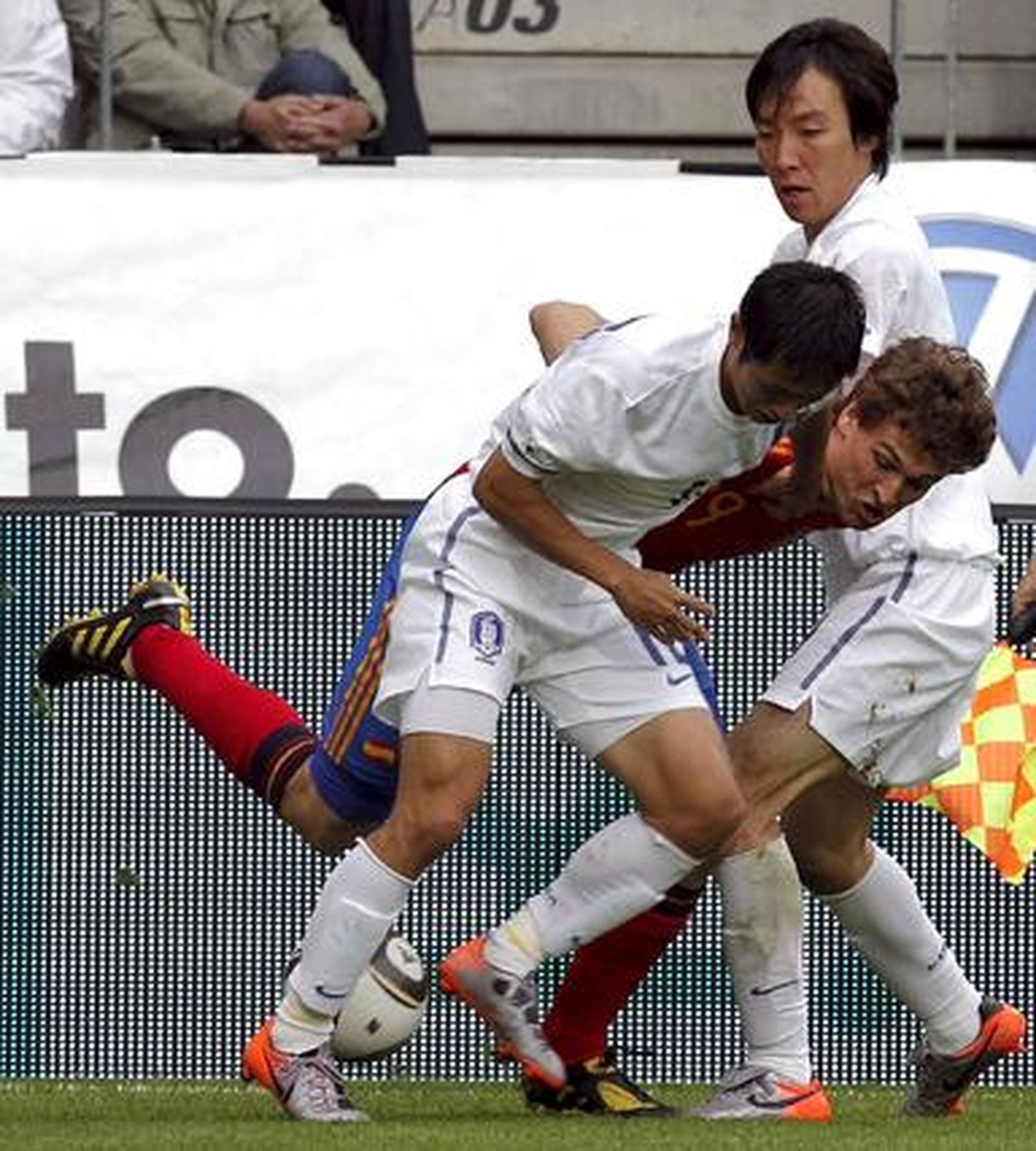 España sufre para superar a Corea en su penúltimo amistoso antes de viajar a Sudáfrica. / EFE