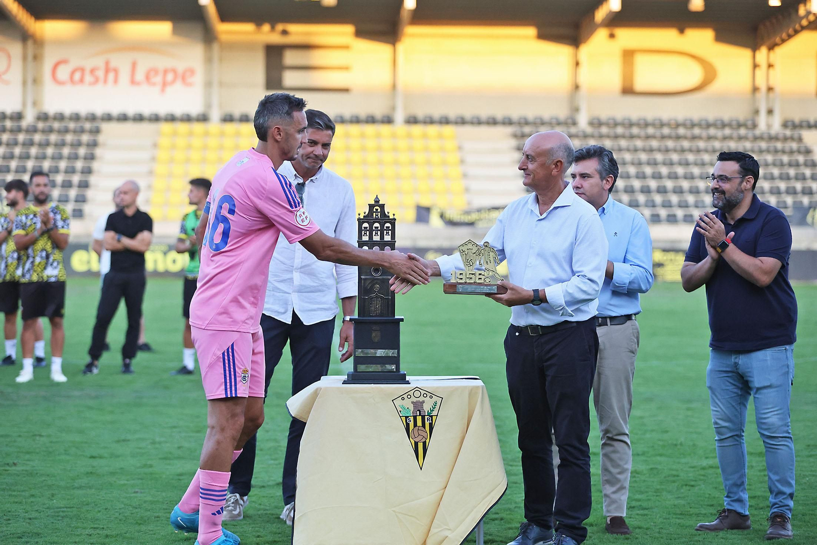 Imágenes del Trofeo de la Bella entre el San Roque de Lepe y el Recreativo de Huelva