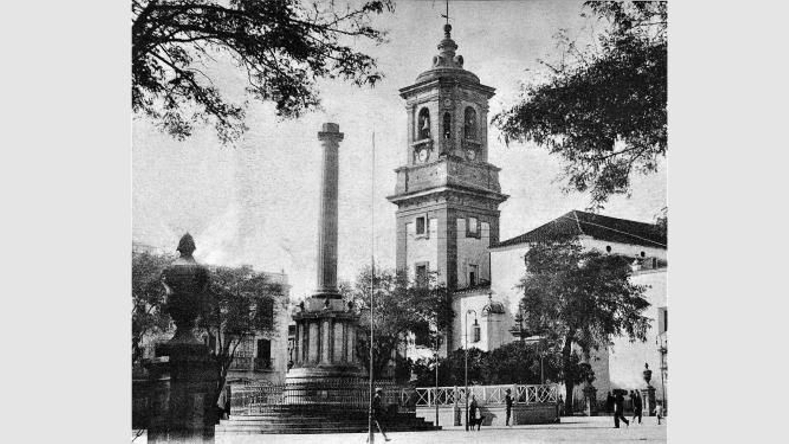 En la Plaza Alta se colocó un monumento con emblemas subversivos (1823).