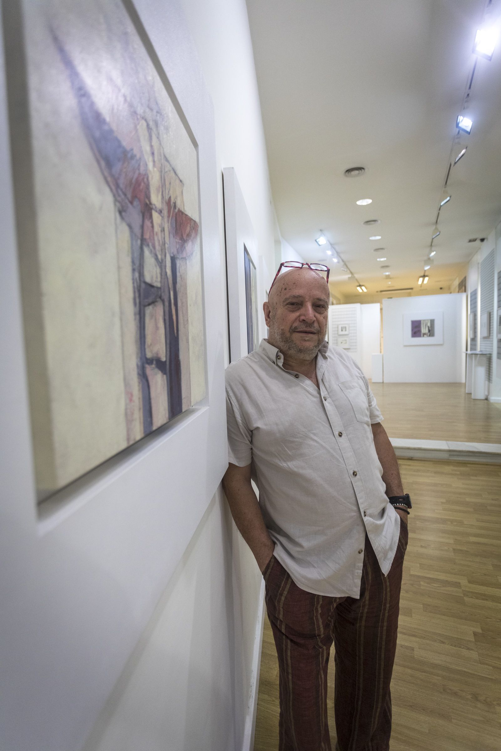 Carmelo Trenado junto a su obra en Benot.