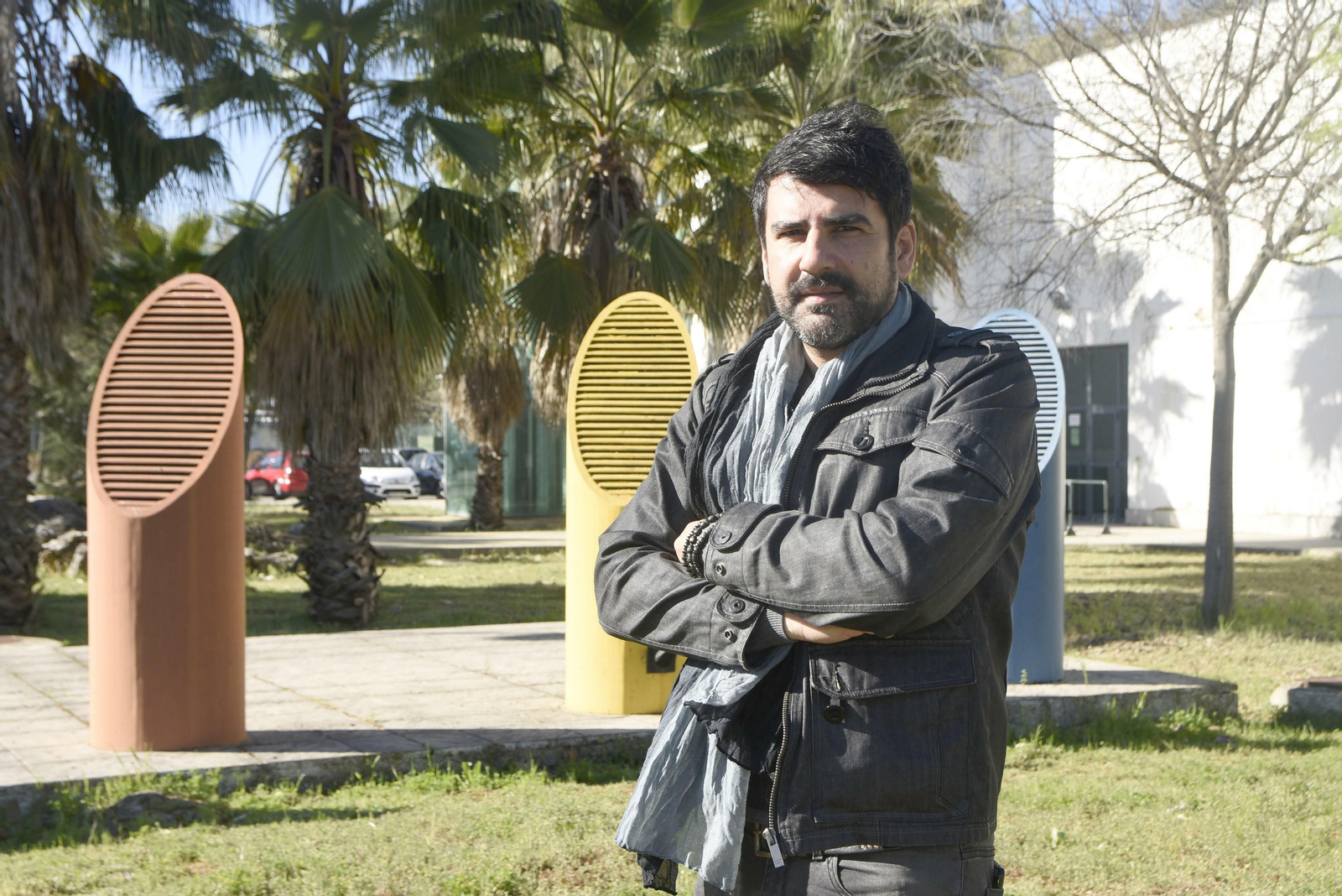 El director del Aula de Rock y Cultura Underground de la UCO, Javier Estévez, en el Campus de Rabanales.