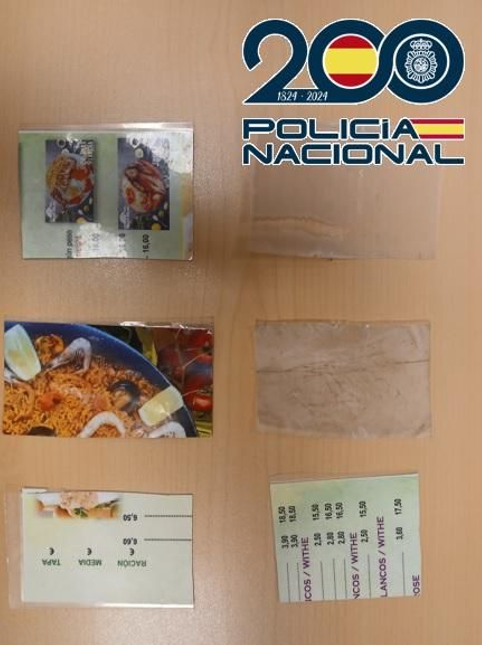 Recortes de plástico usados por la octogenaria para robar en pisos turísticos de Málaga.