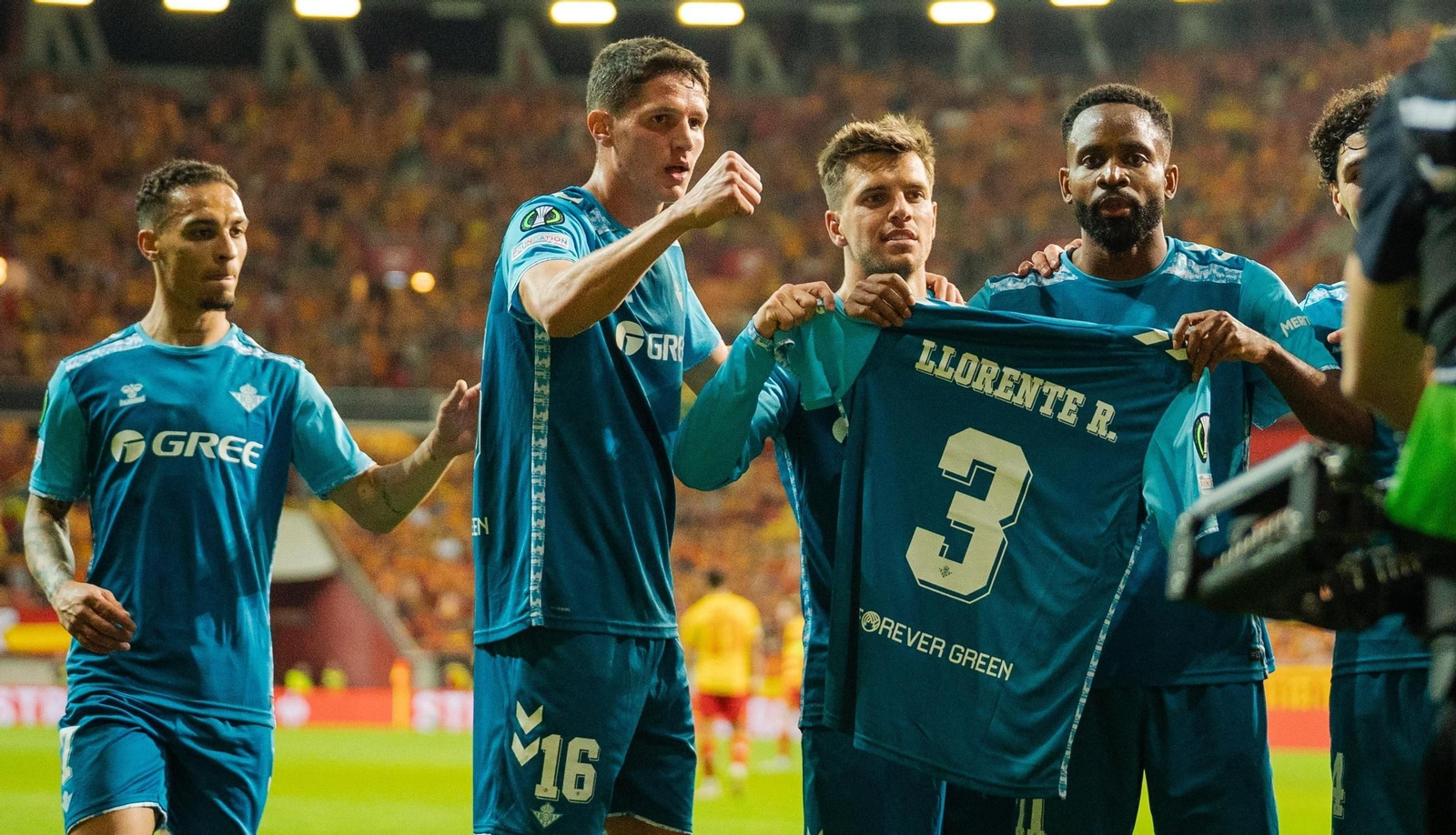 Antony, Altimira, Lo Celso, Bakambu y Johnny le dedican la clasificación al ausente Diego Llorente.