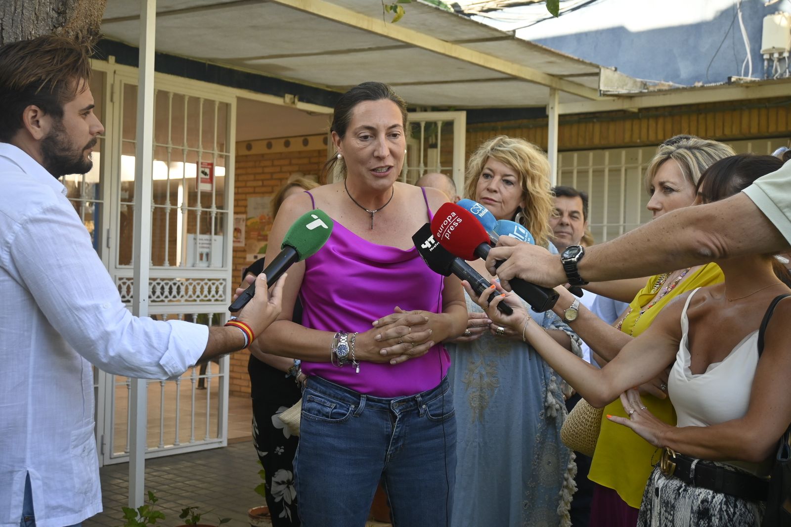 Loles López y Pilar Miranda visitan la escuela de verano del Distrito V, en imágenes
