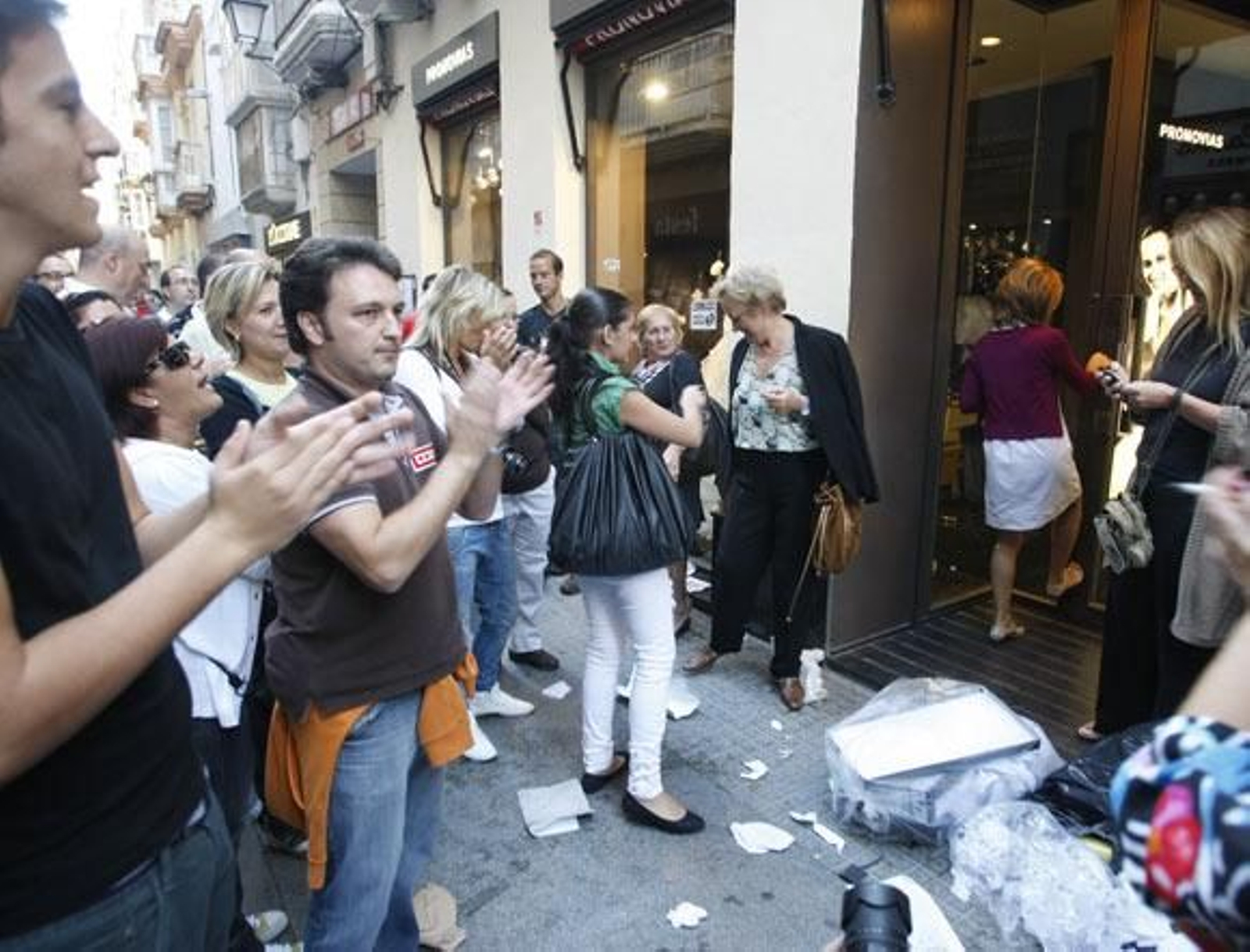 Los piquetes paralizan el comercio en el centro