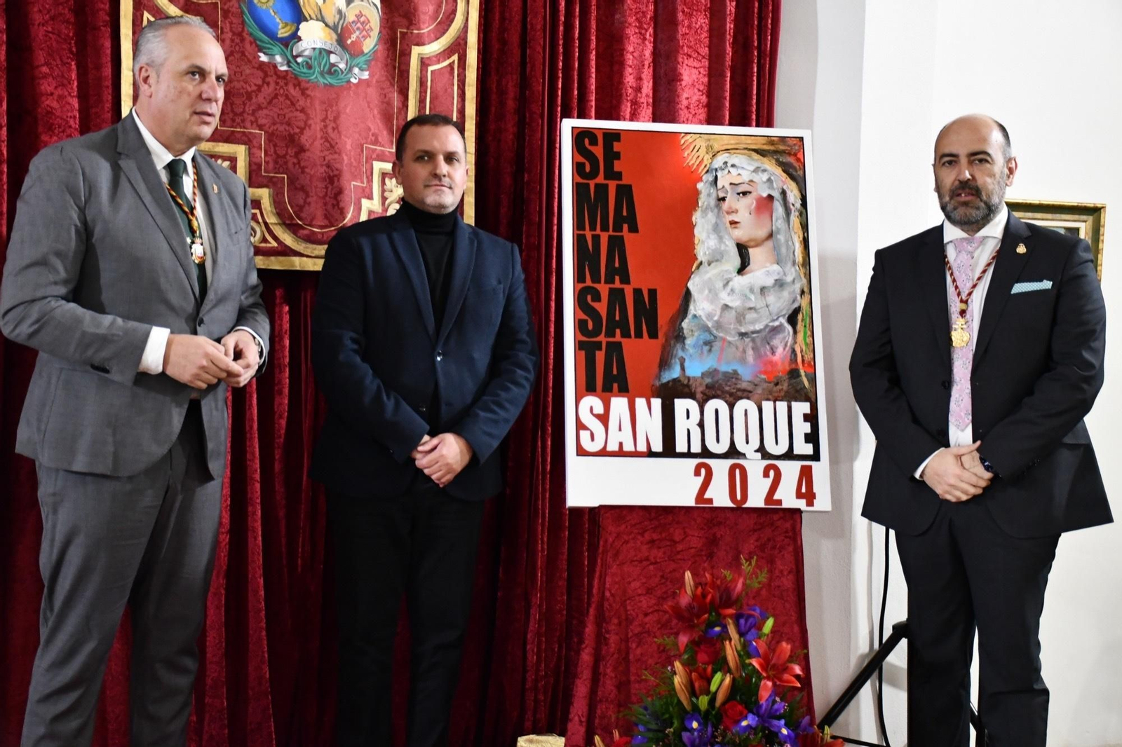 Ruiz Boix, con Arnido y el cartel de Semana Santa.