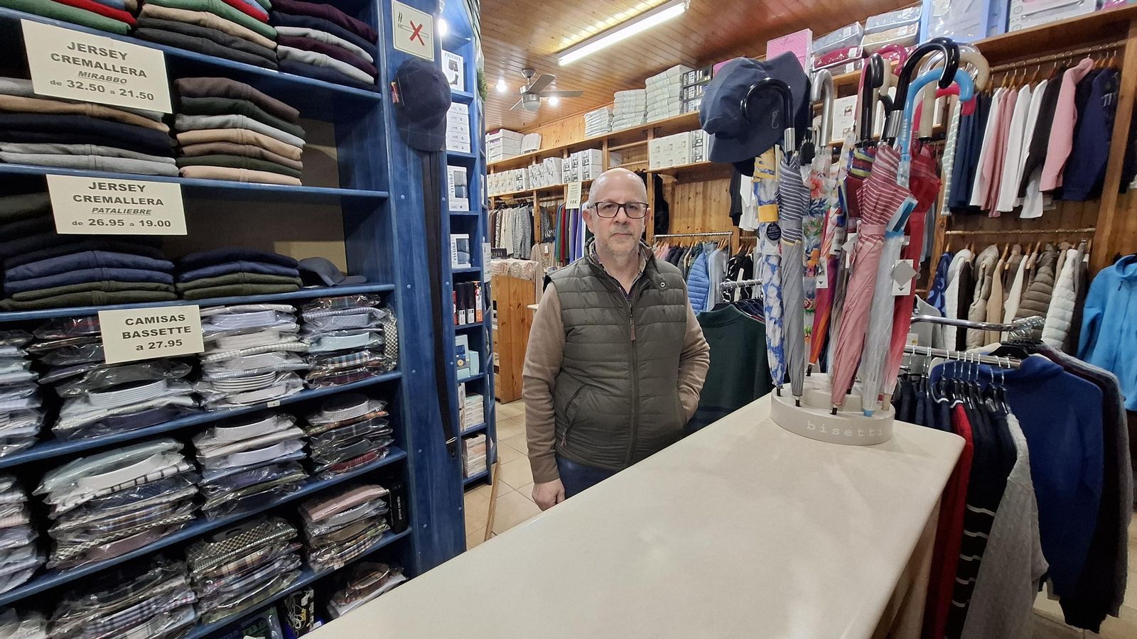 Pepe Menacho, responsable de Almaneces amaya, el comercio textil más antiguo de la ciudad