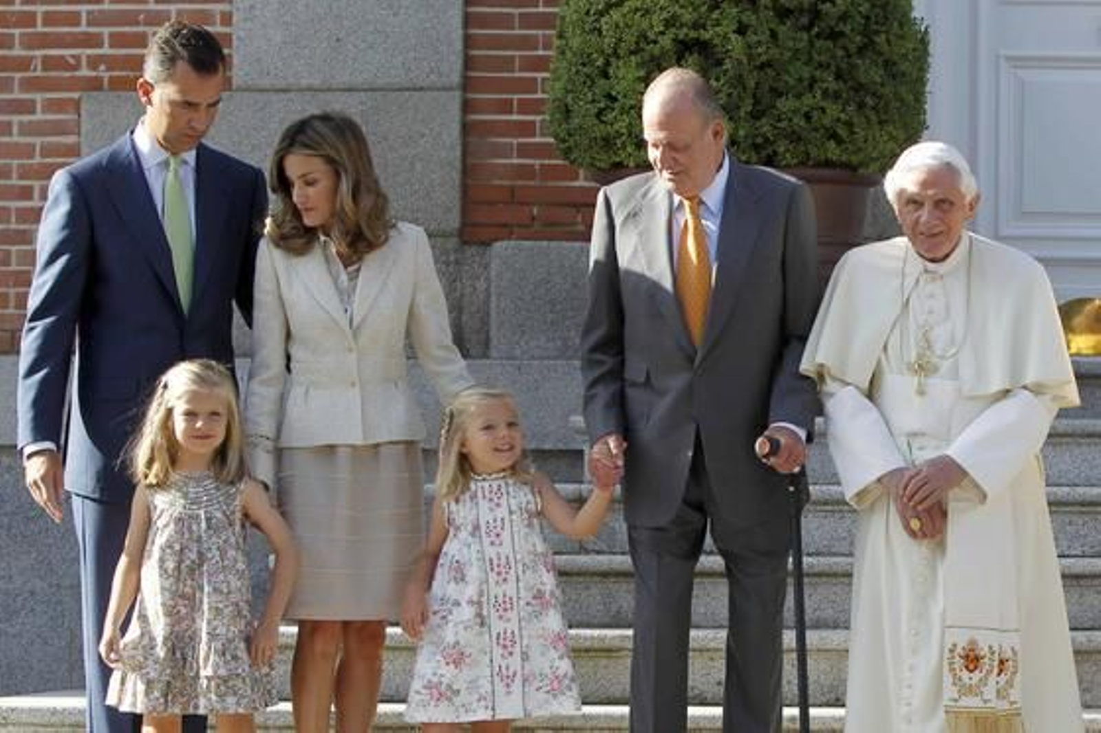 El papa ha sido recibido por los reyes, los príncipes de Asturias y la infanta Elena en el Palacio de la Zarzuela. 

Foto: EFE